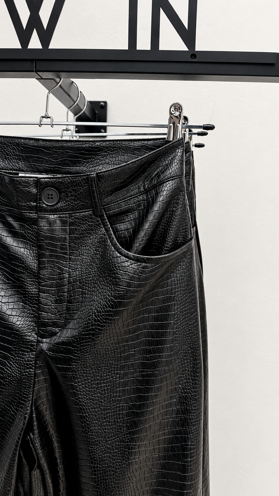 Pantalón negro polipiel efecto serpiente