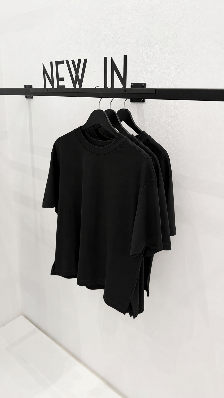 Camiseta básica abertura lateral color negro