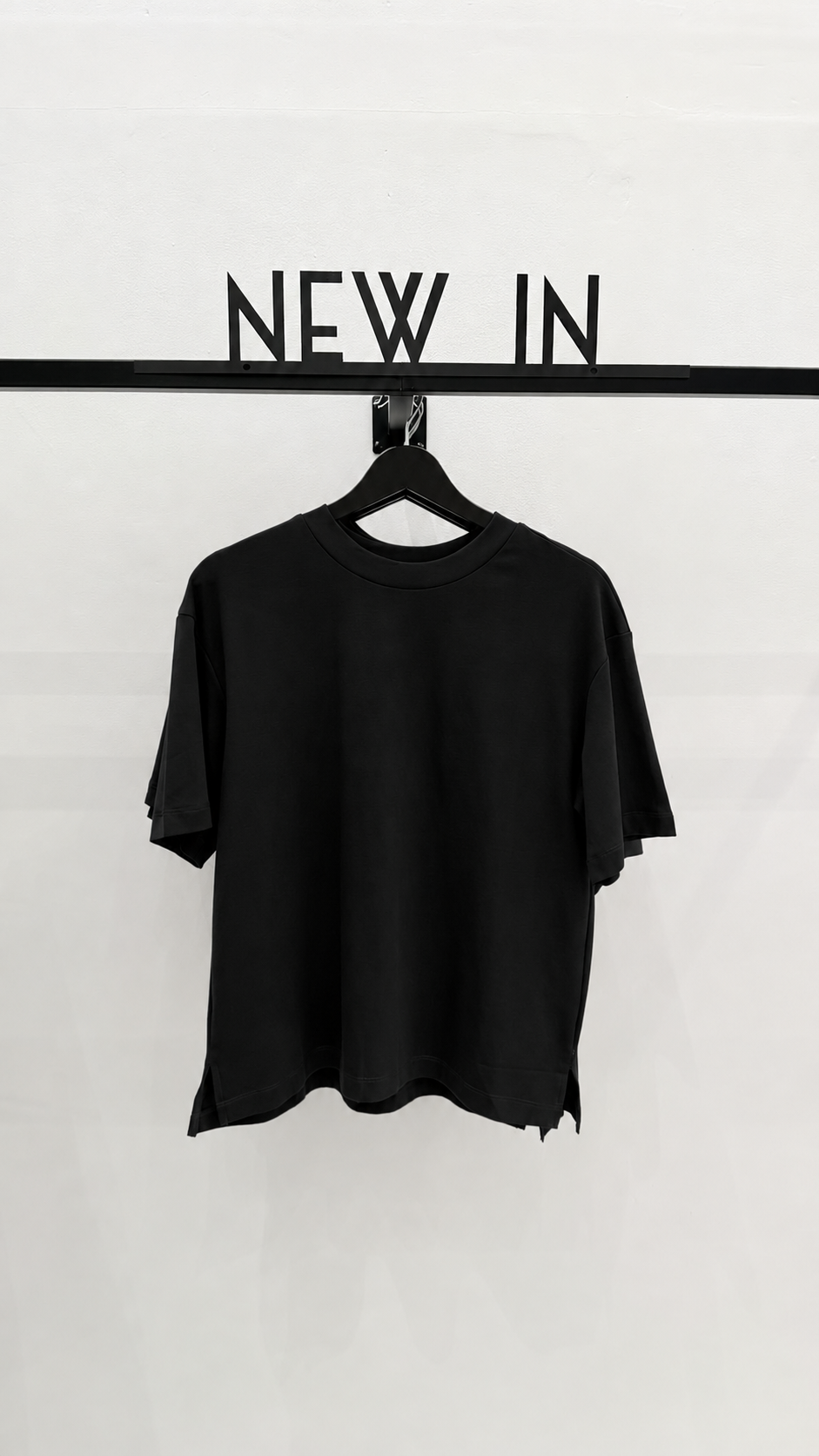 Camiseta básica abertura lateral color negro