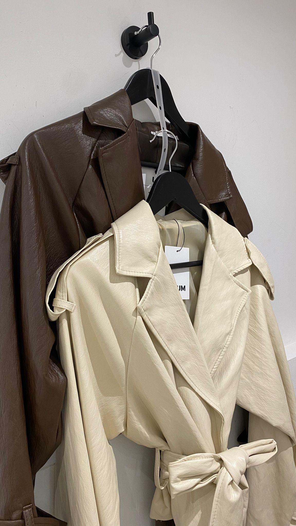 Chaqueta crop camel polipiel