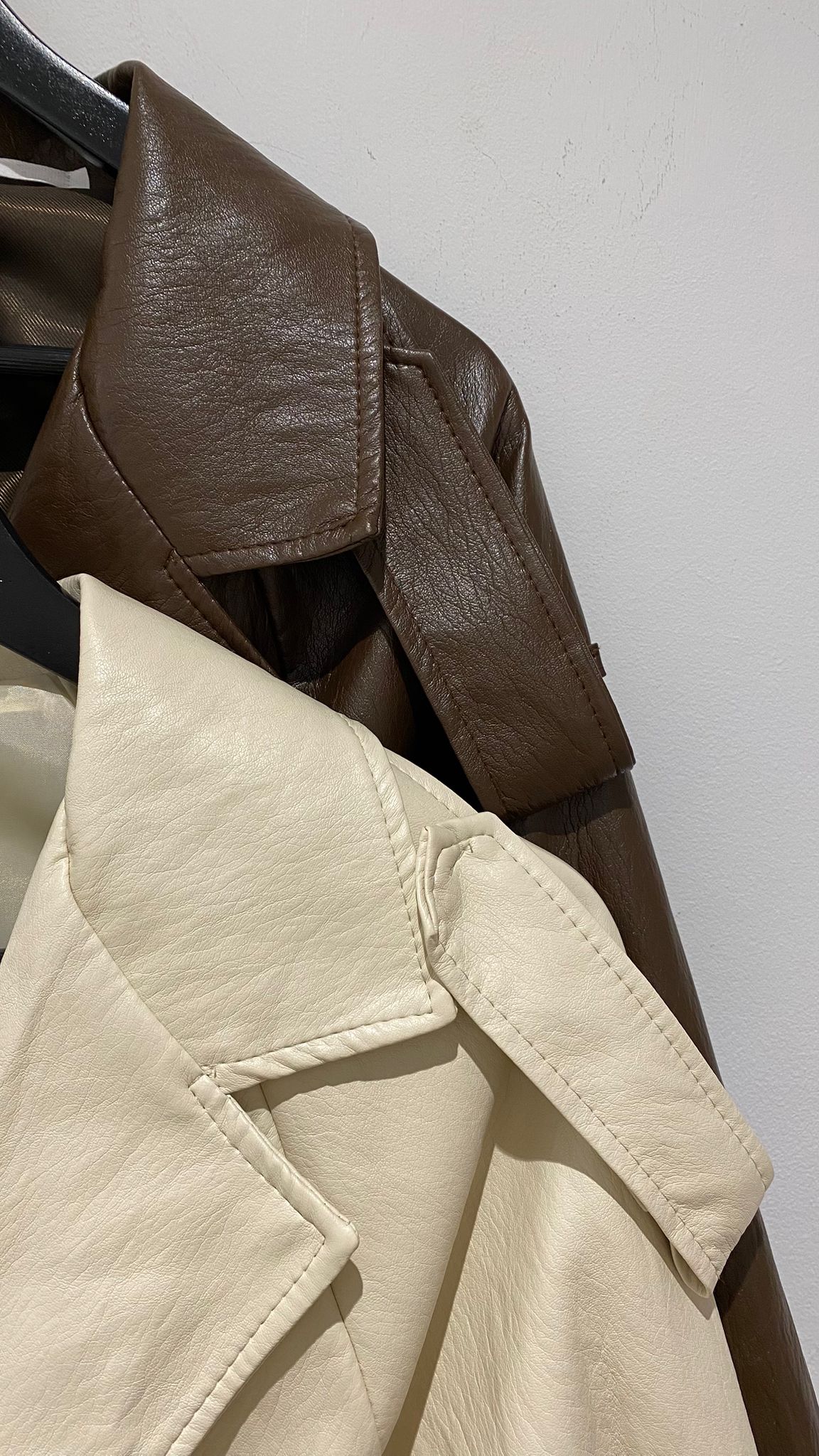 Chaqueta crop camel polipiel