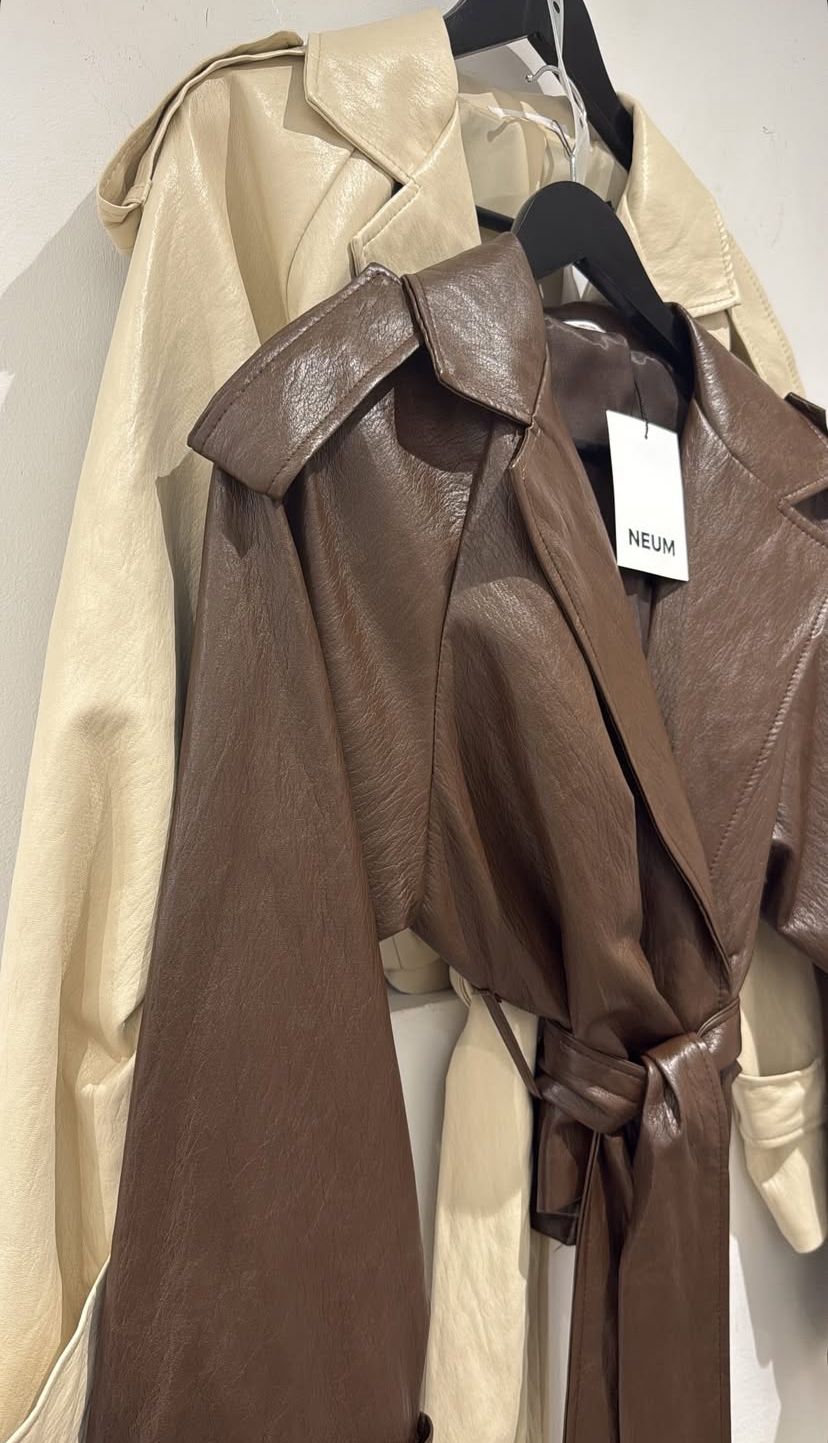 Chaqueta crop camel polipiel