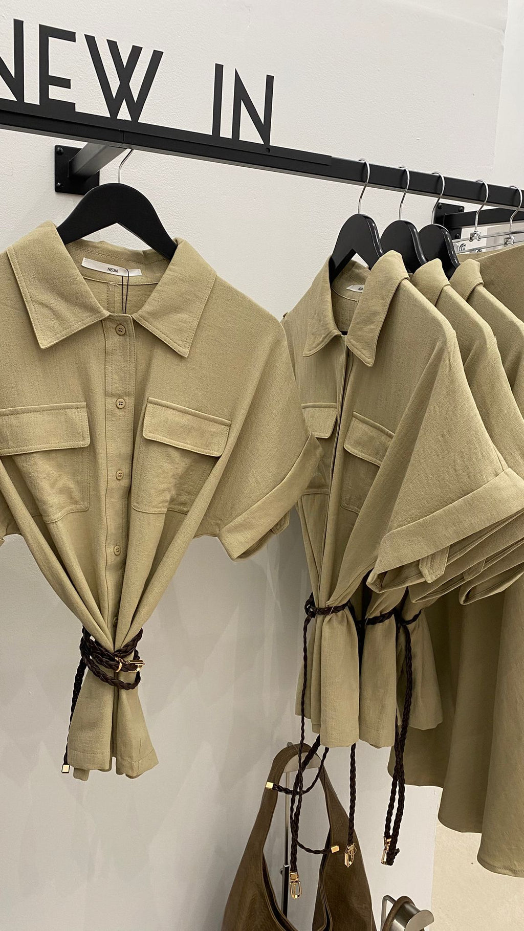 Camisa con cinturón