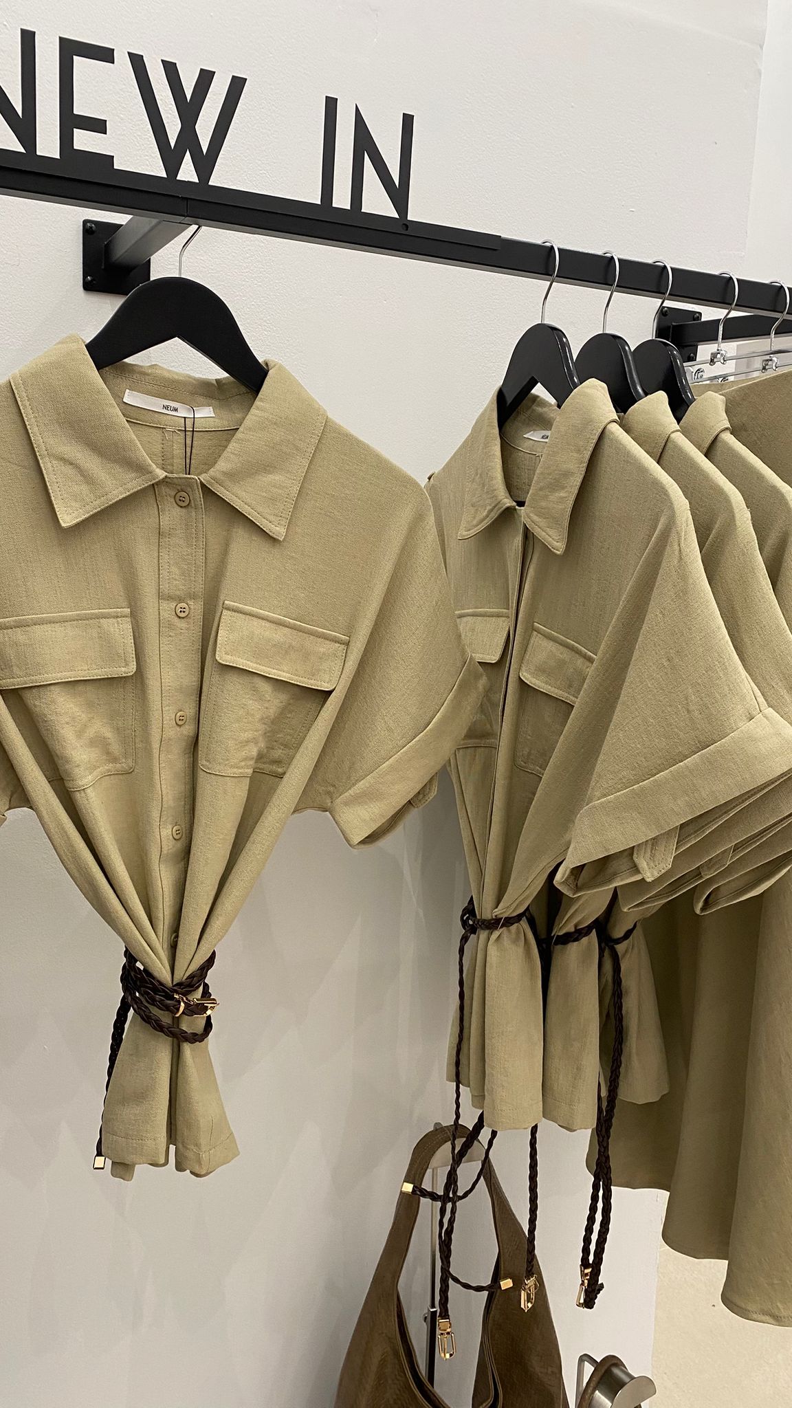 Camisa con cinturón