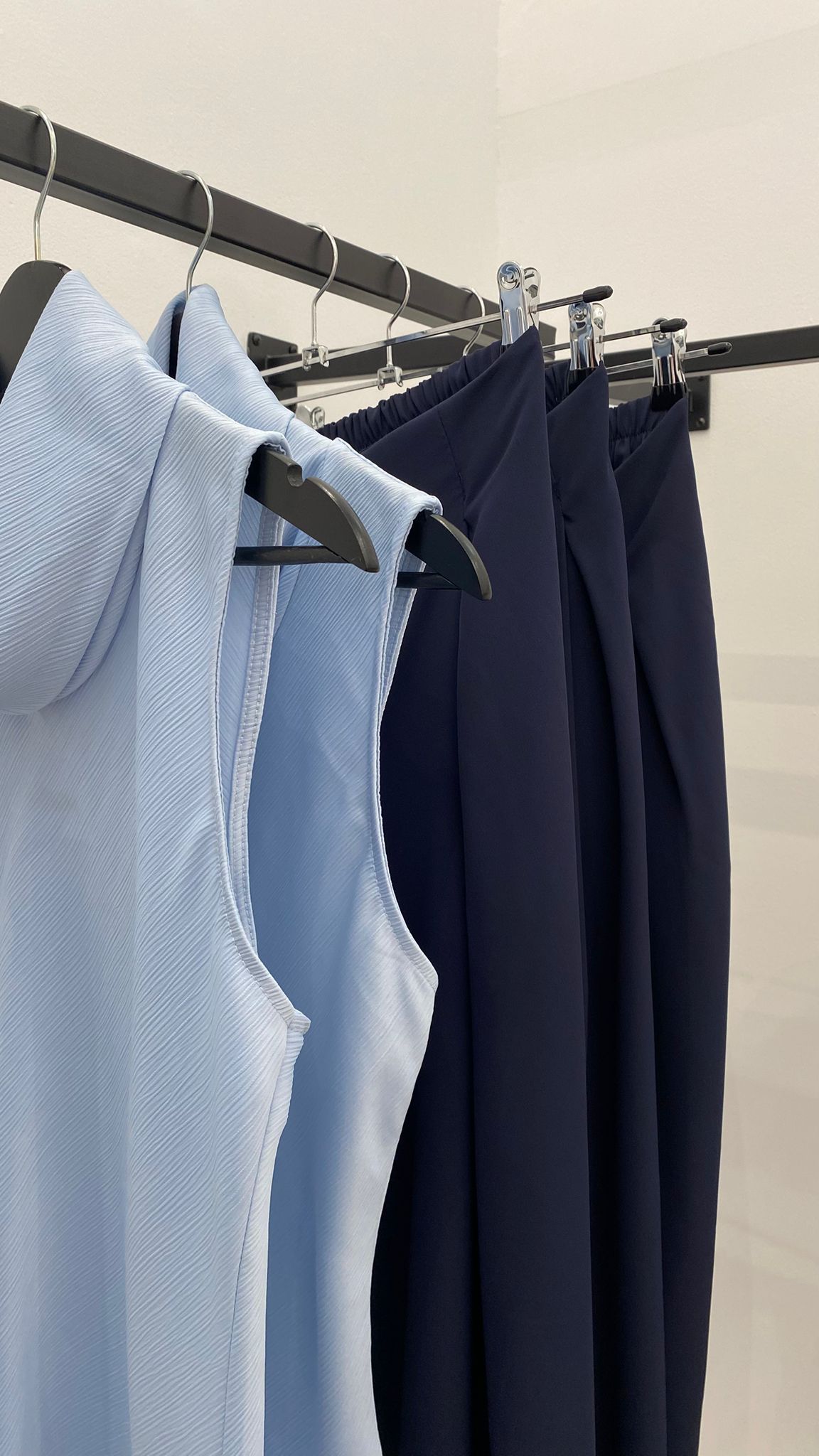 Top asimétrico sin mangas azul cielo