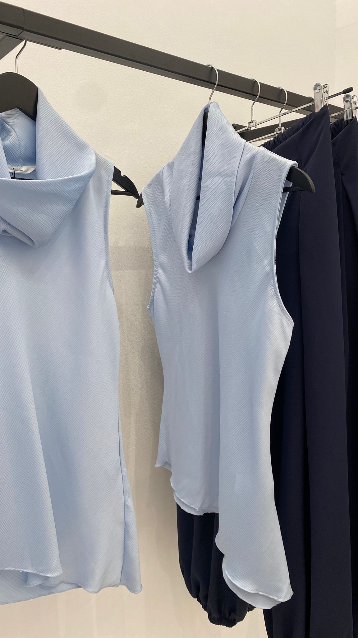 Top asimétrico sin mangas azul cielo