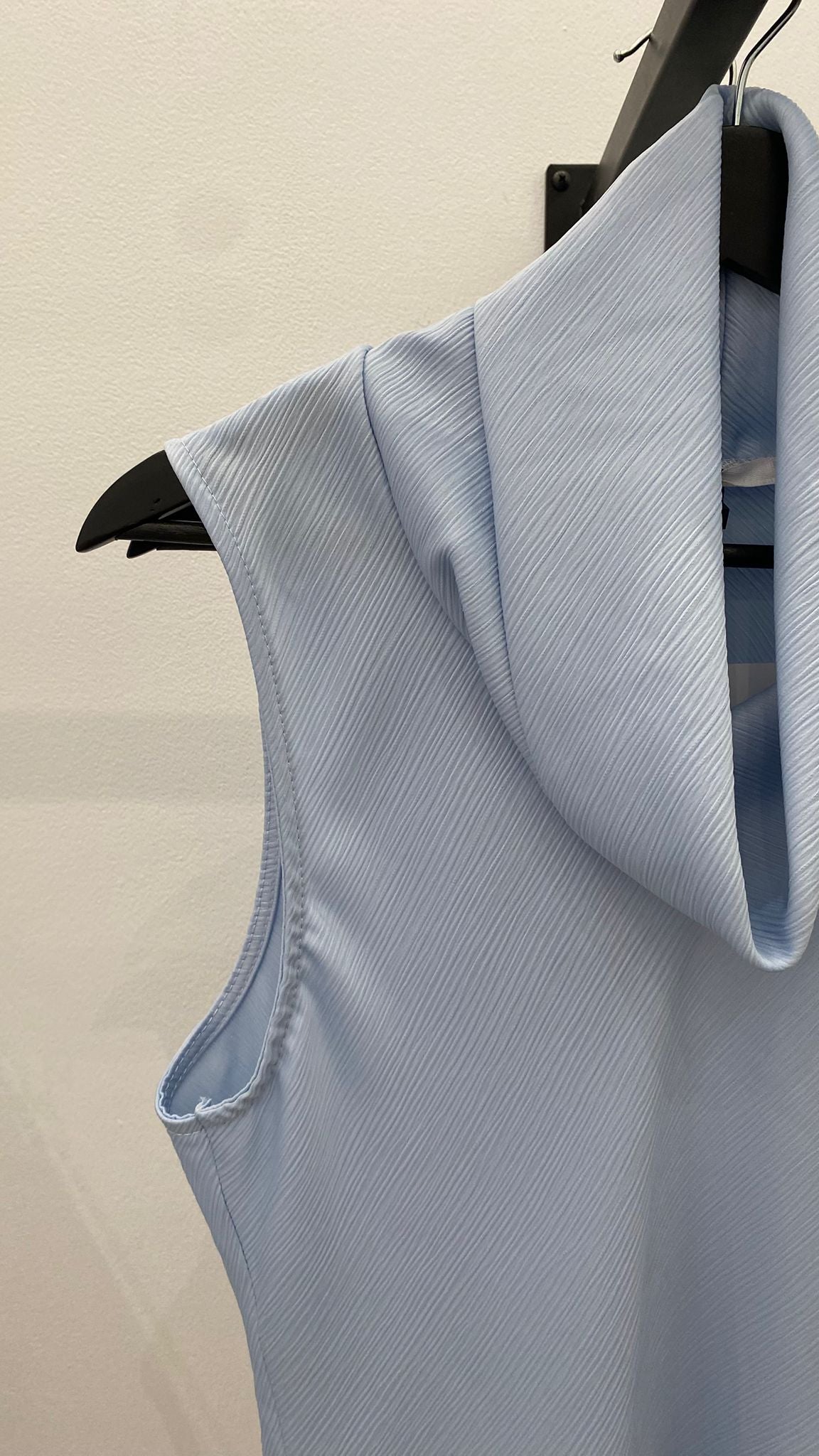 Top asimétrico sin mangas azul cielo