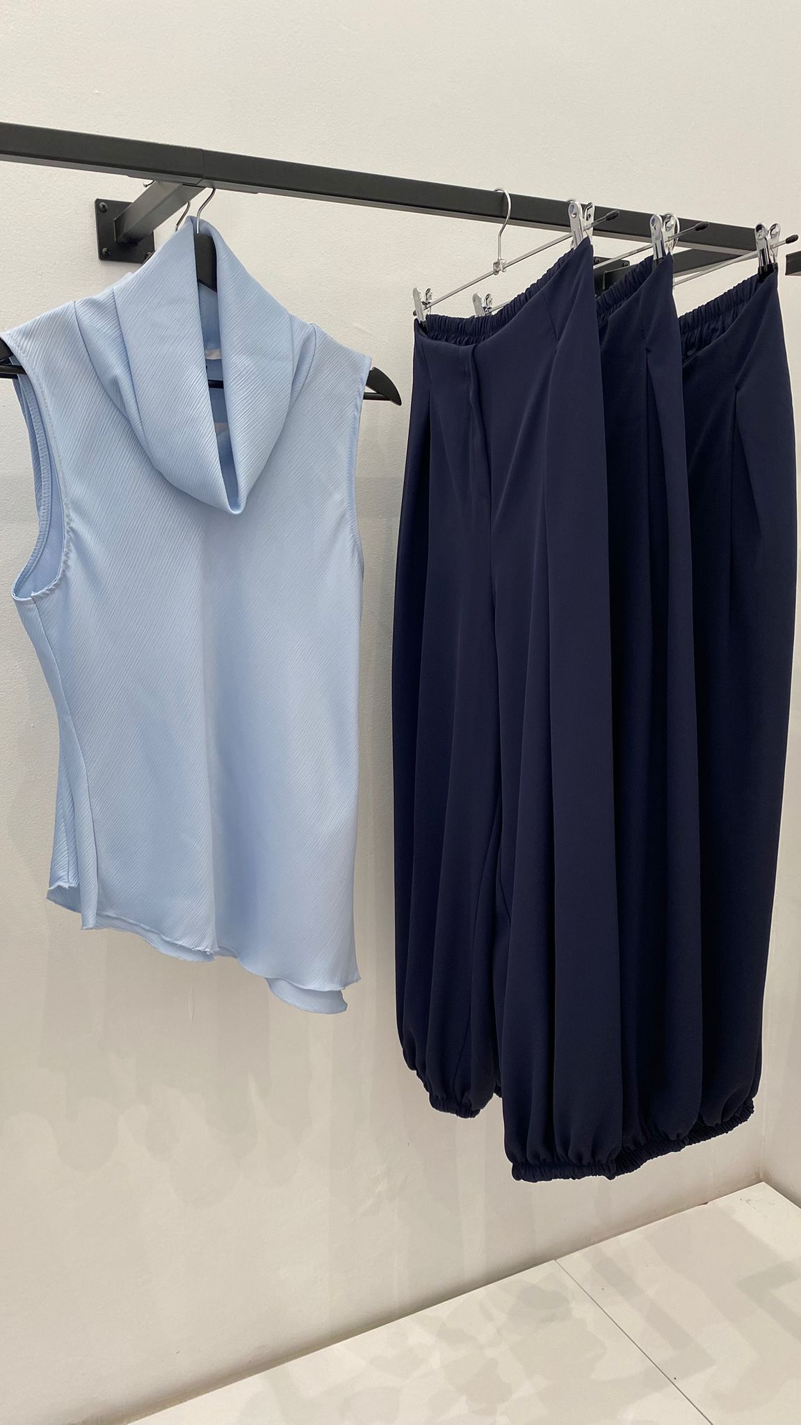 Top asimétrico sin mangas azul cielo