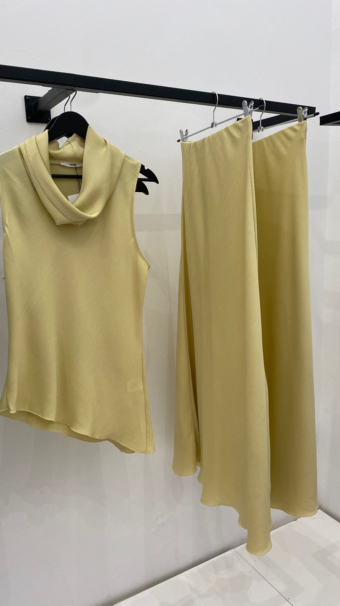 Top asimétrico sin mangas lima