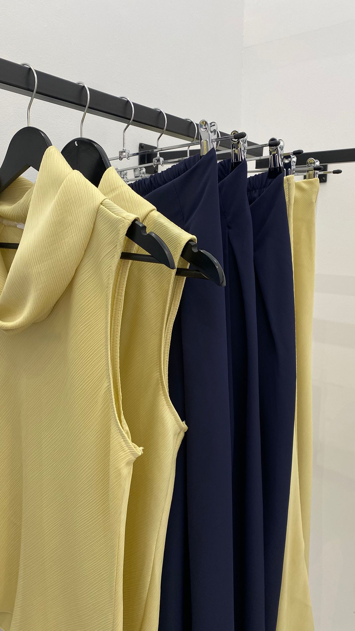 Top asimétrico sin mangas lima