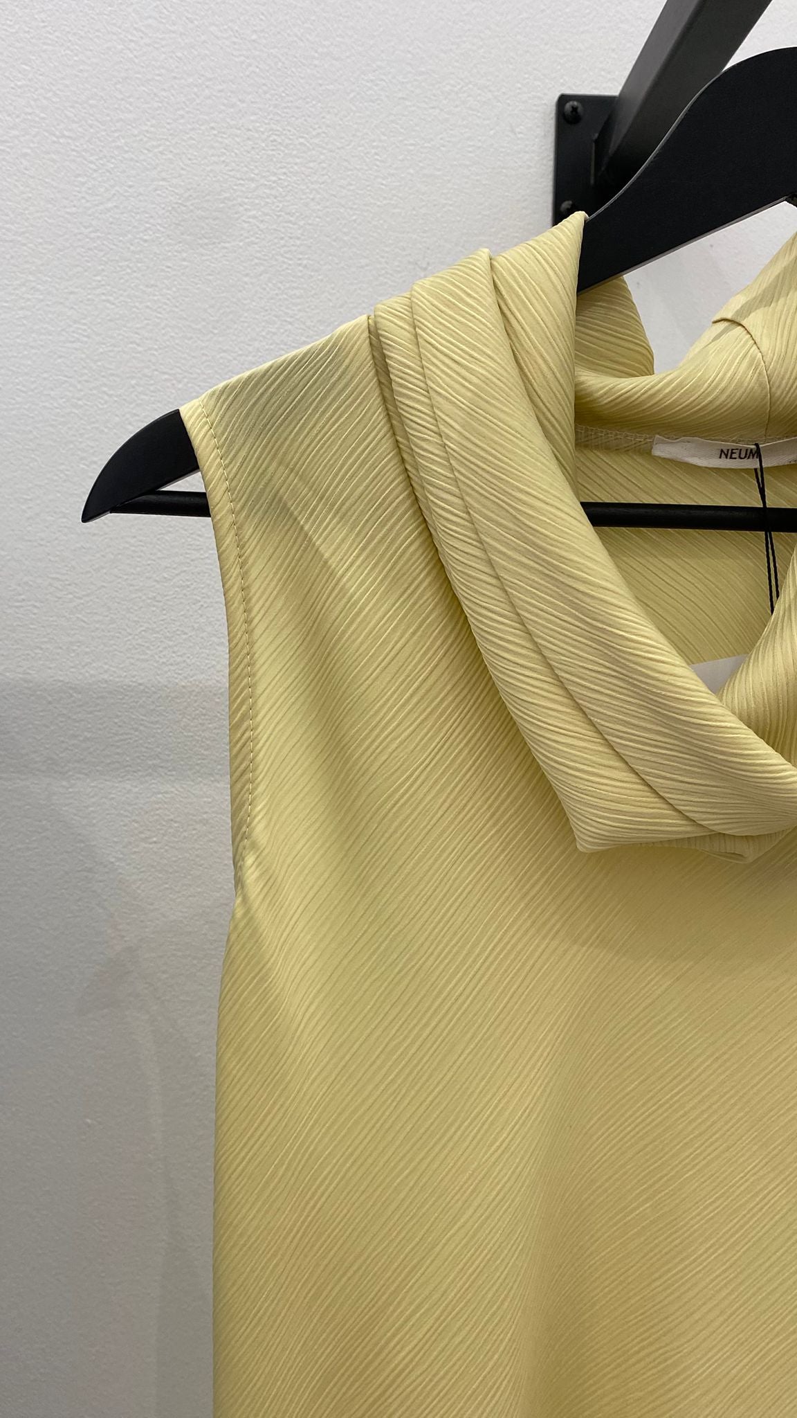 Top asimétrico sin mangas lima