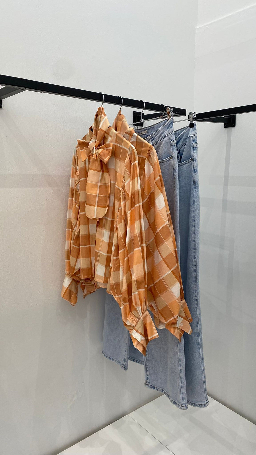 Blusa con lazada naranja