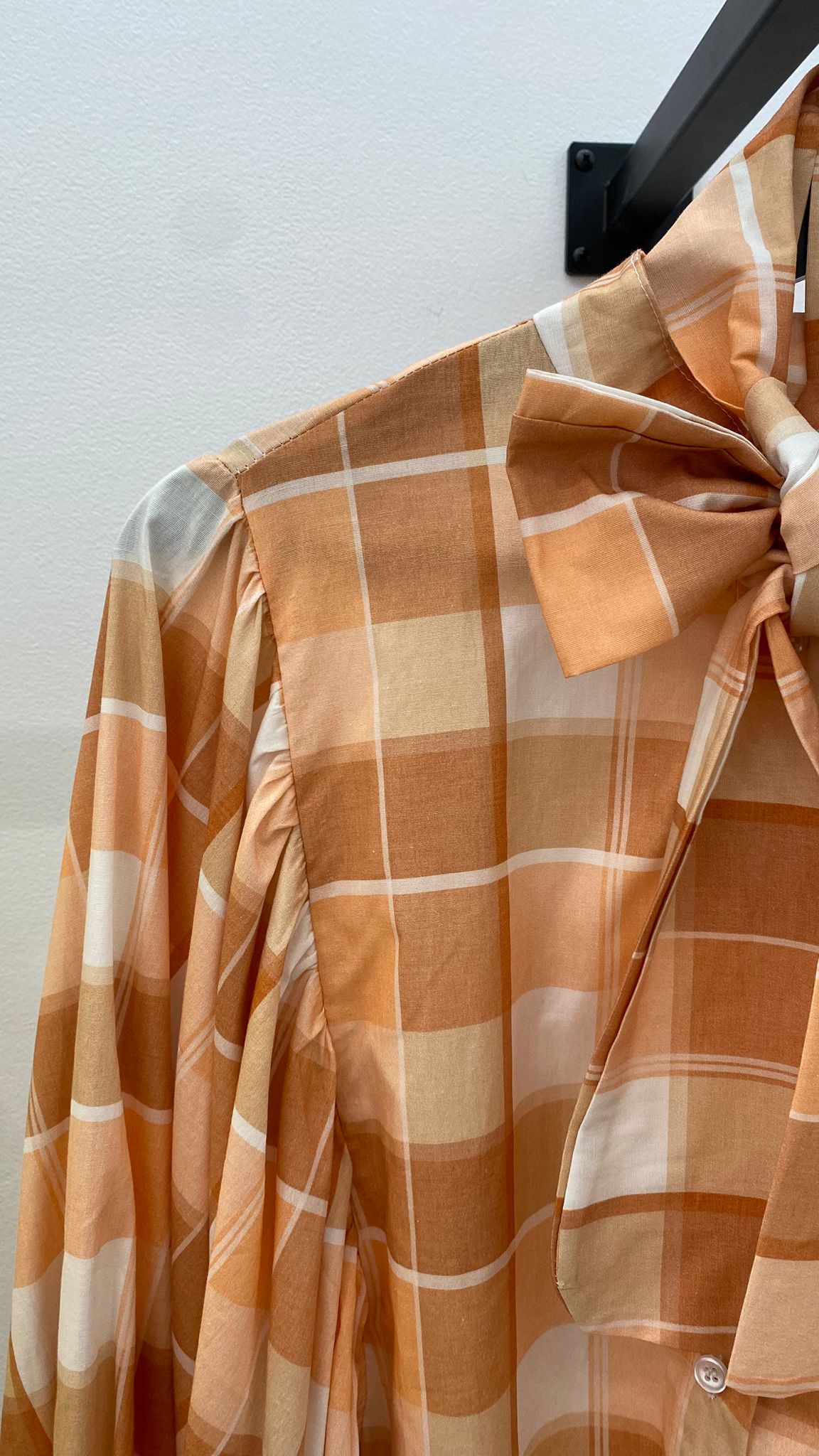 Blusa con lazada naranja