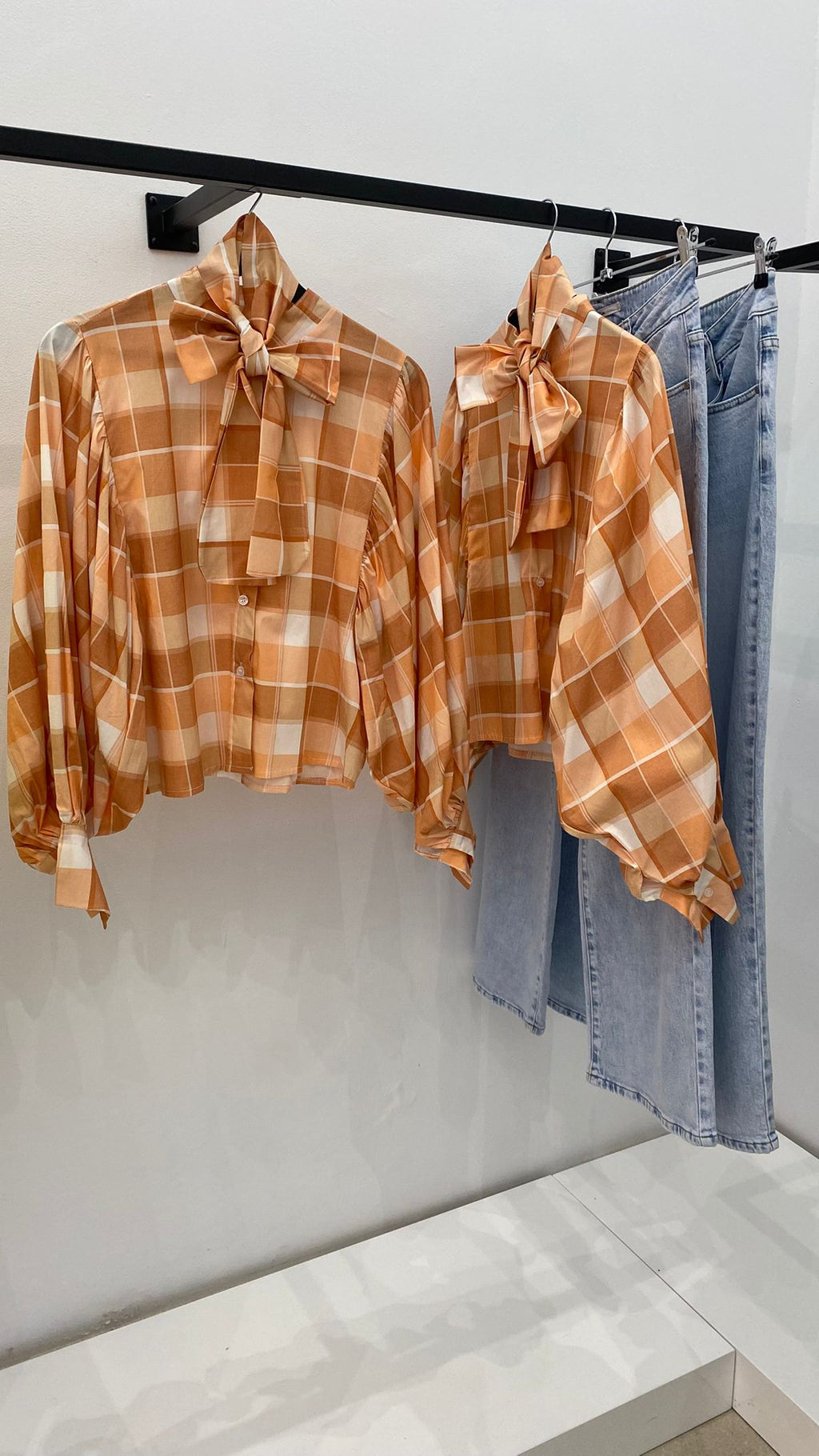 Blusa con lazada naranja