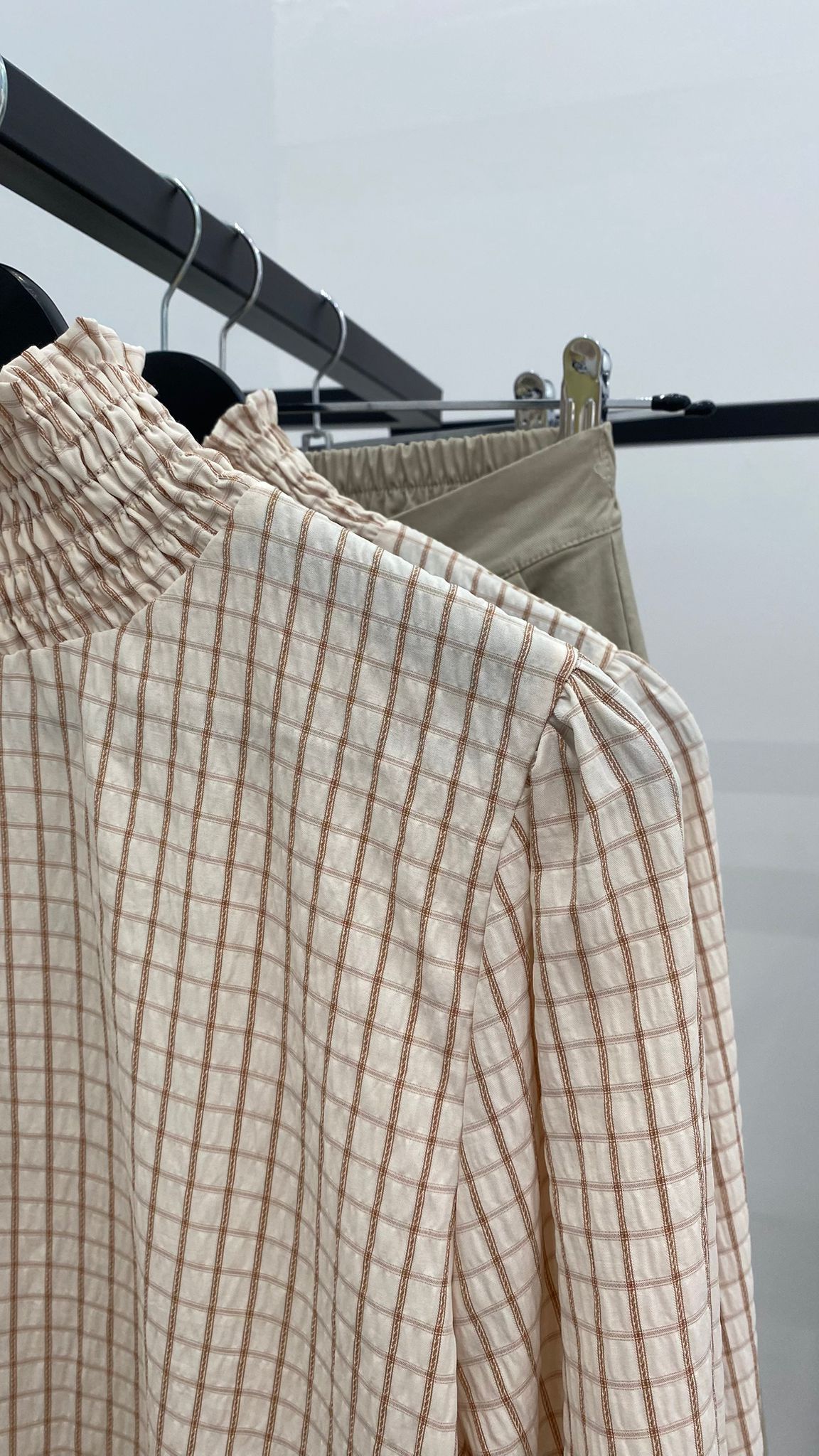 Blusa con cuello fruncido