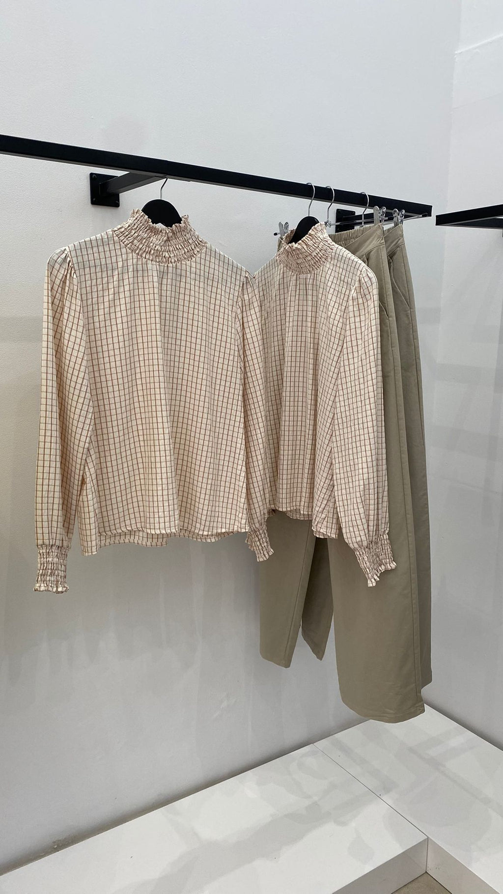 Blusa con cuello fruncido