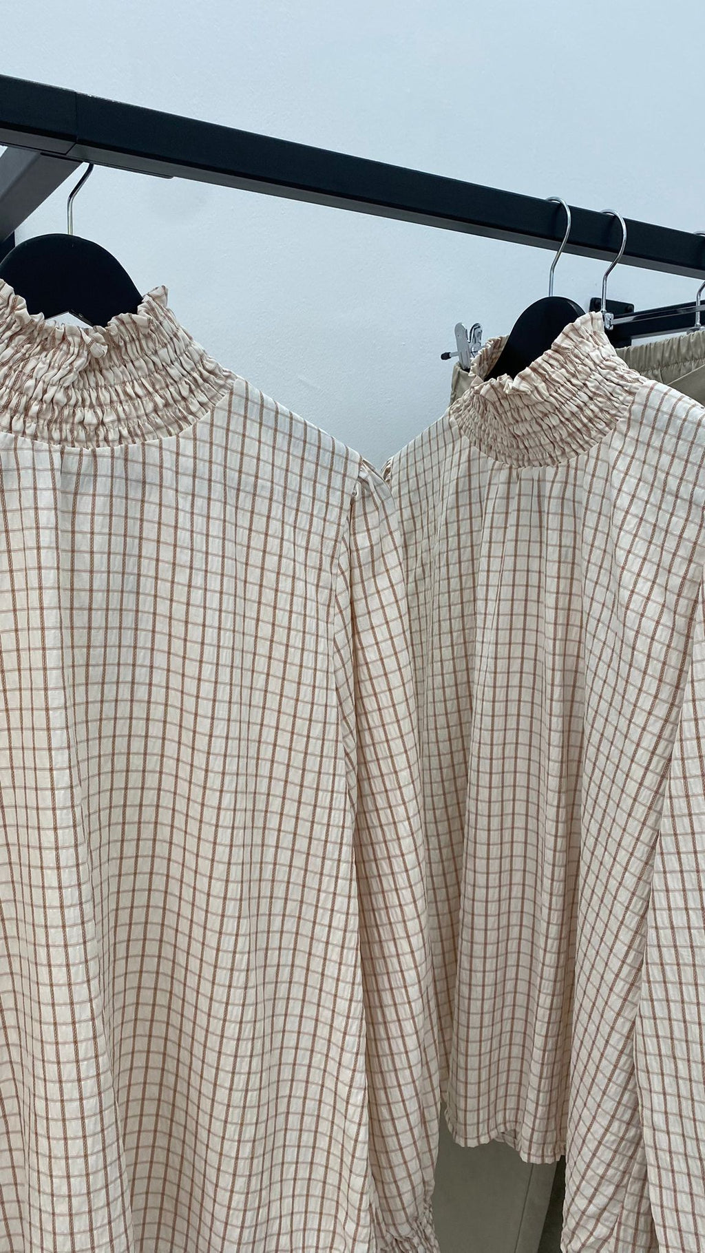 Blusa con cuello fruncido