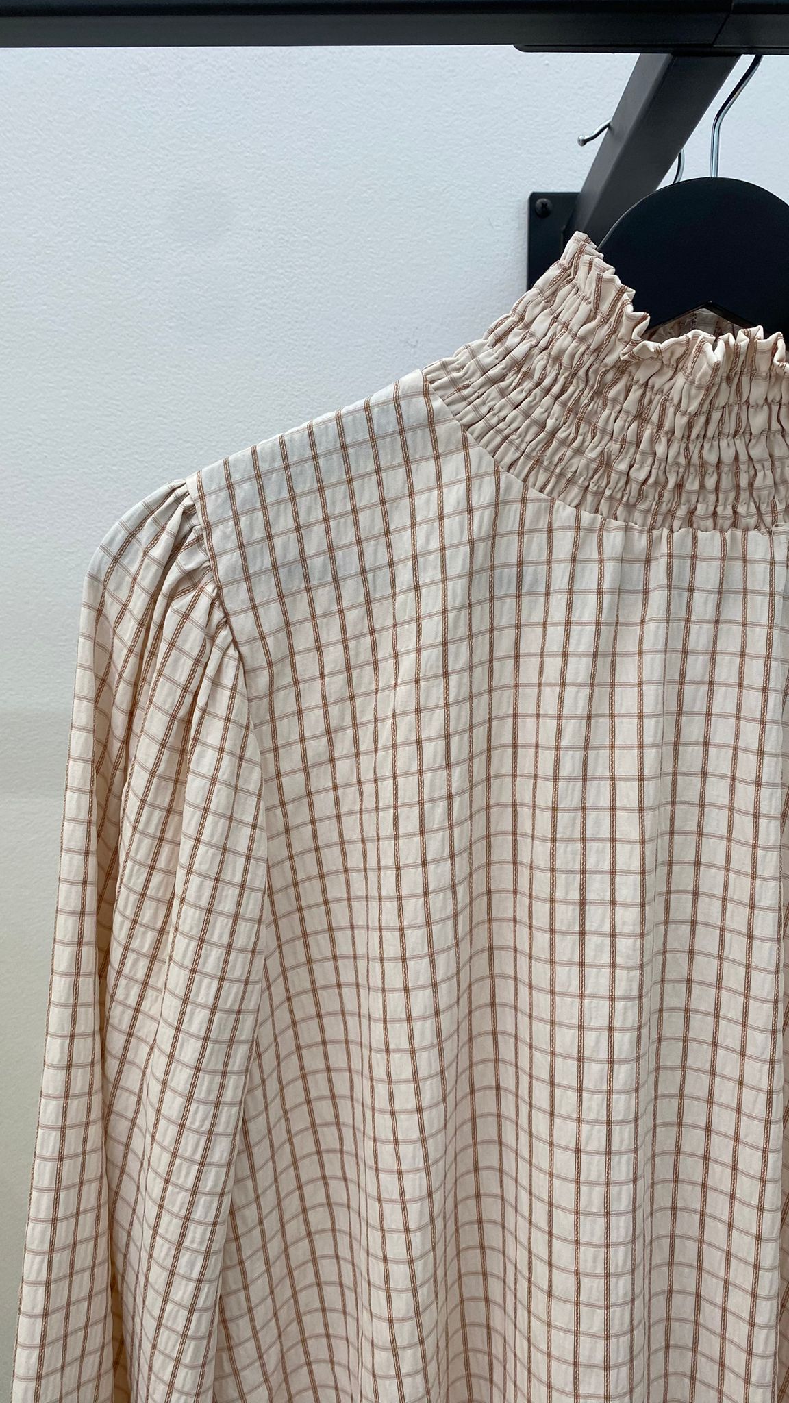 Blusa con cuello fruncido