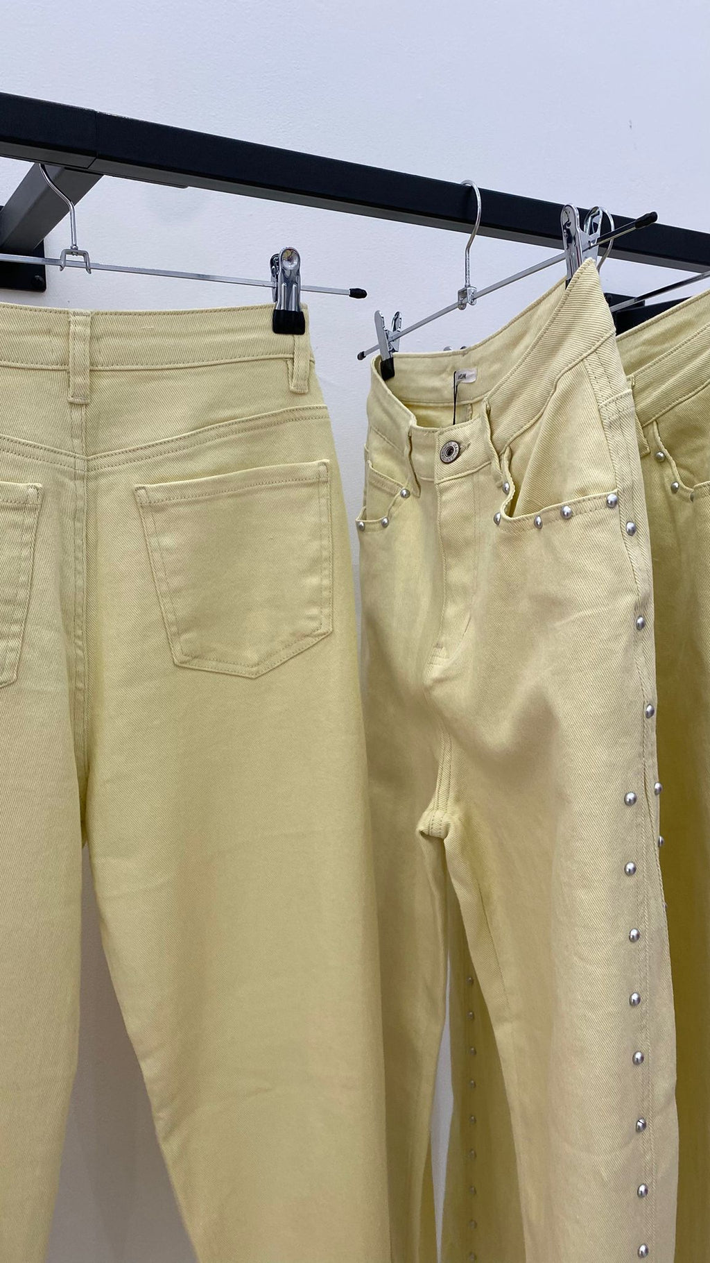Jeans lima con tachuelas