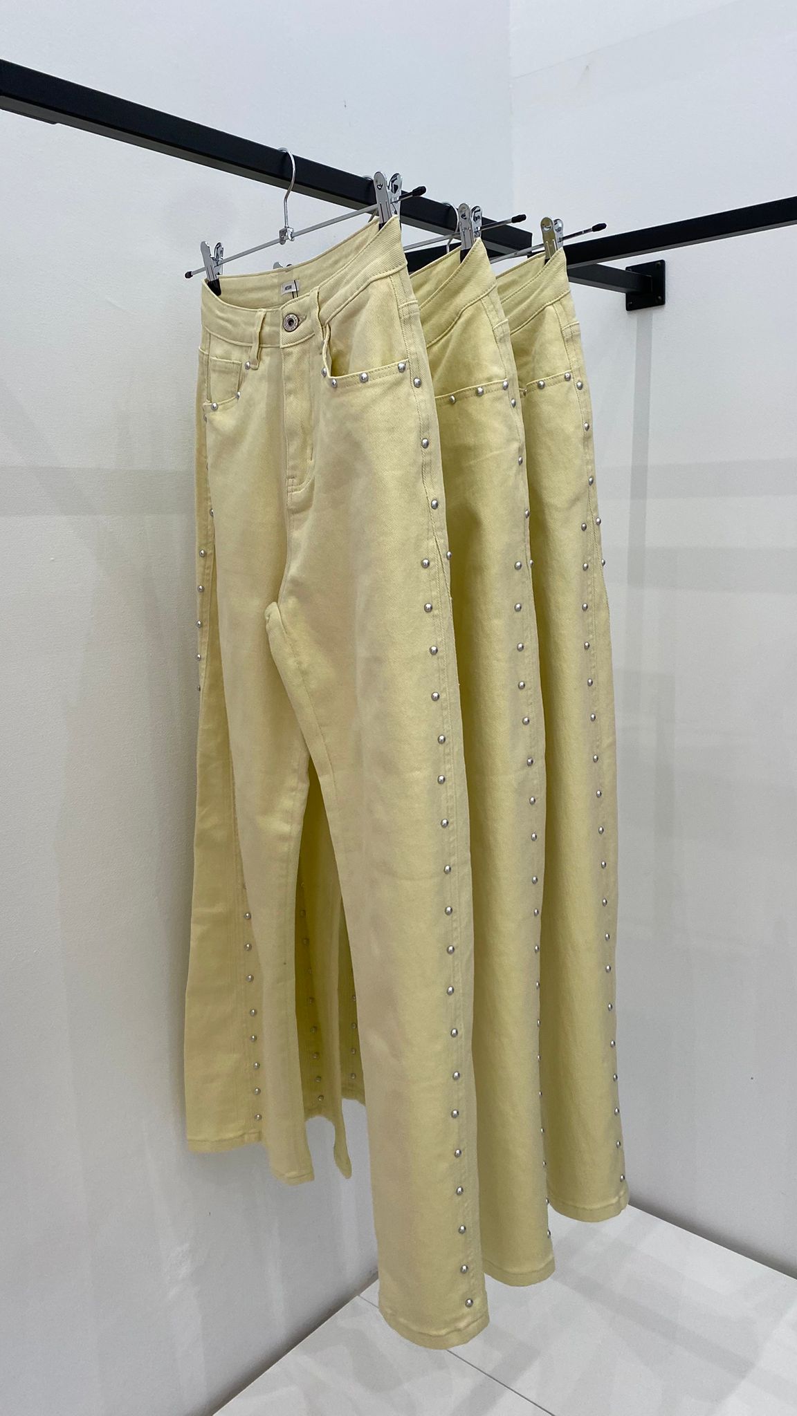 Jeans lima con tachuelas