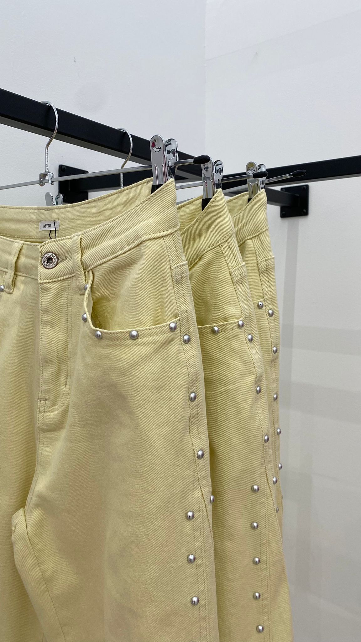 Jeans lima con tachuelas