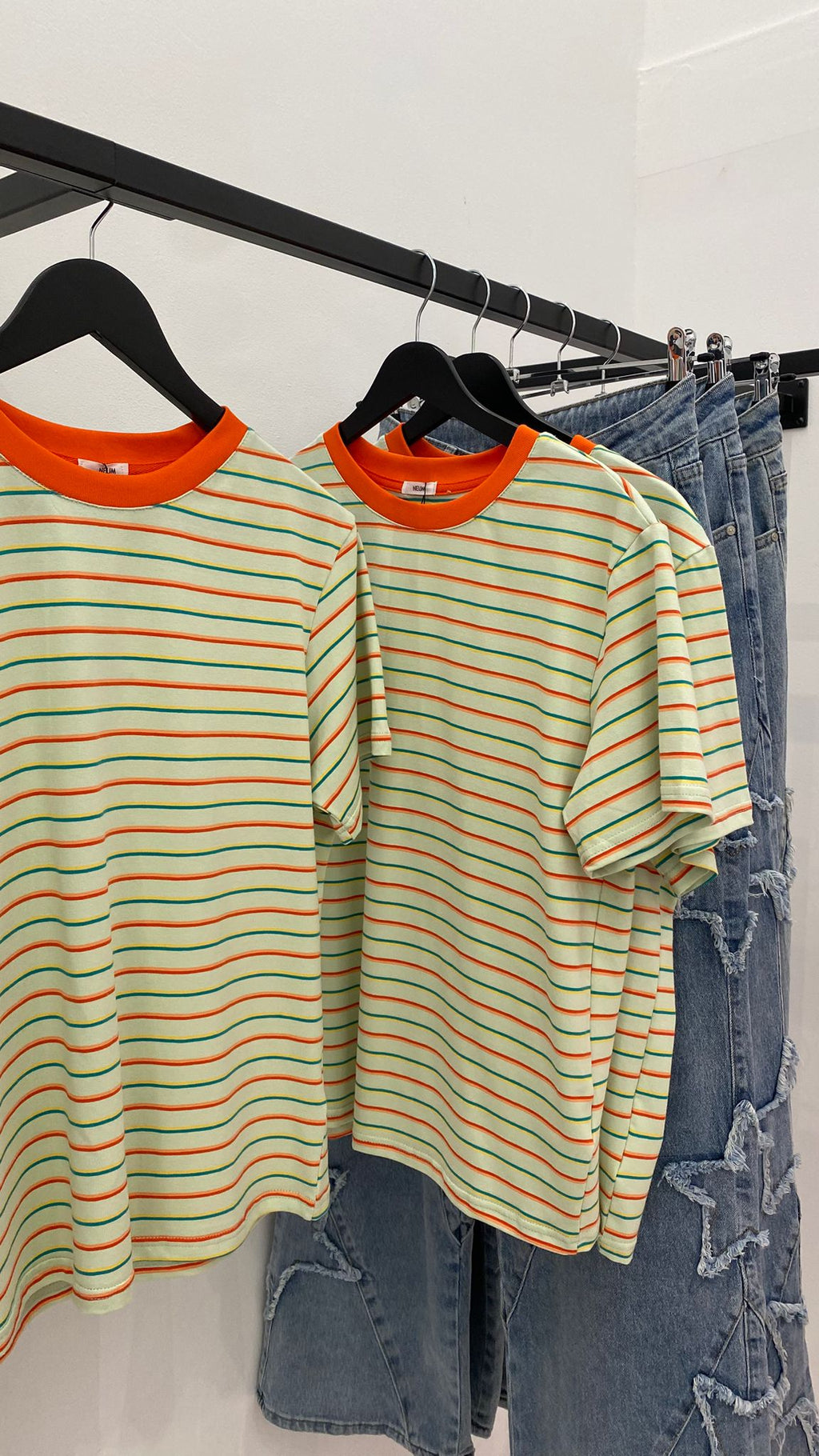 Camiseta a rayas verde y naranja