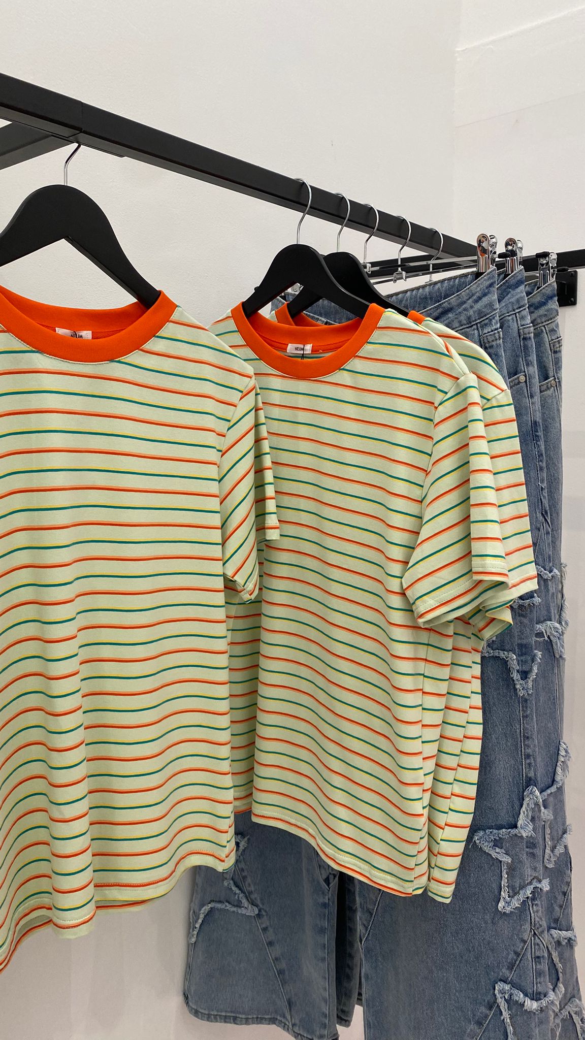 Camiseta a rayas verde y naranja