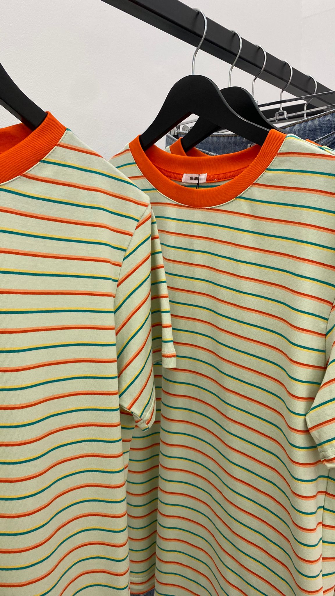 Camiseta a rayas verde y naranja