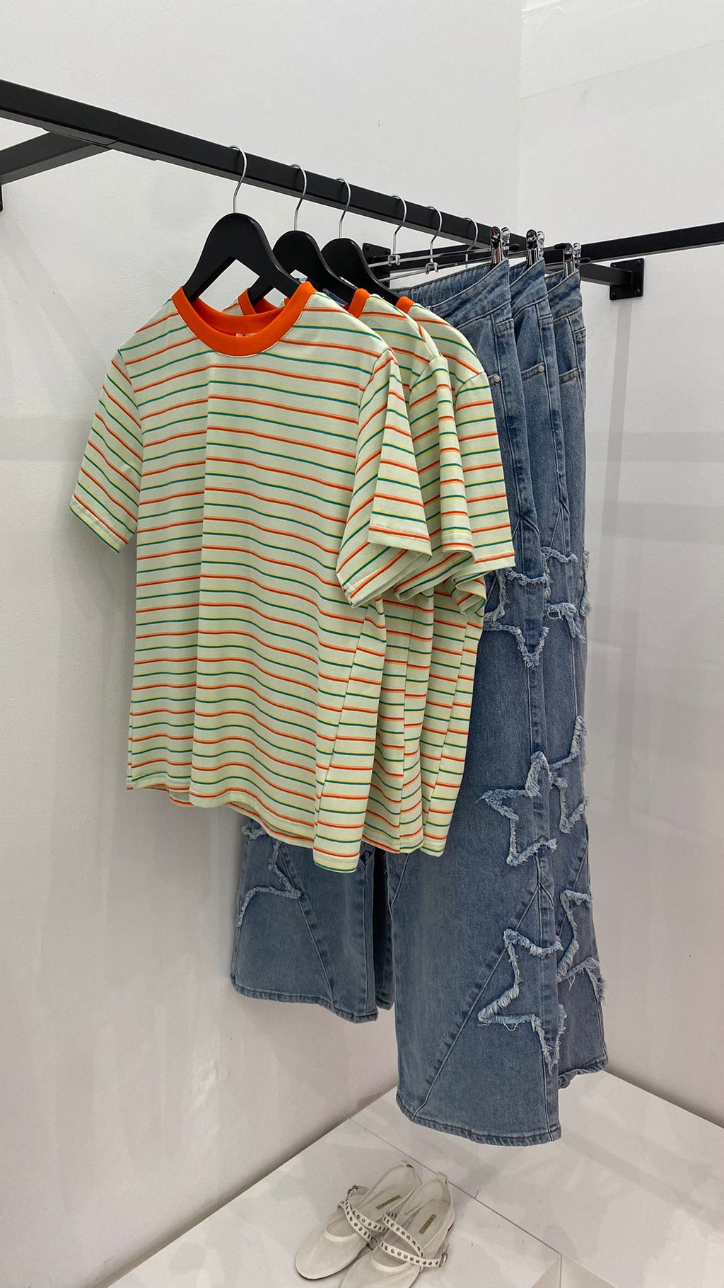 Camiseta a rayas verde y naranja