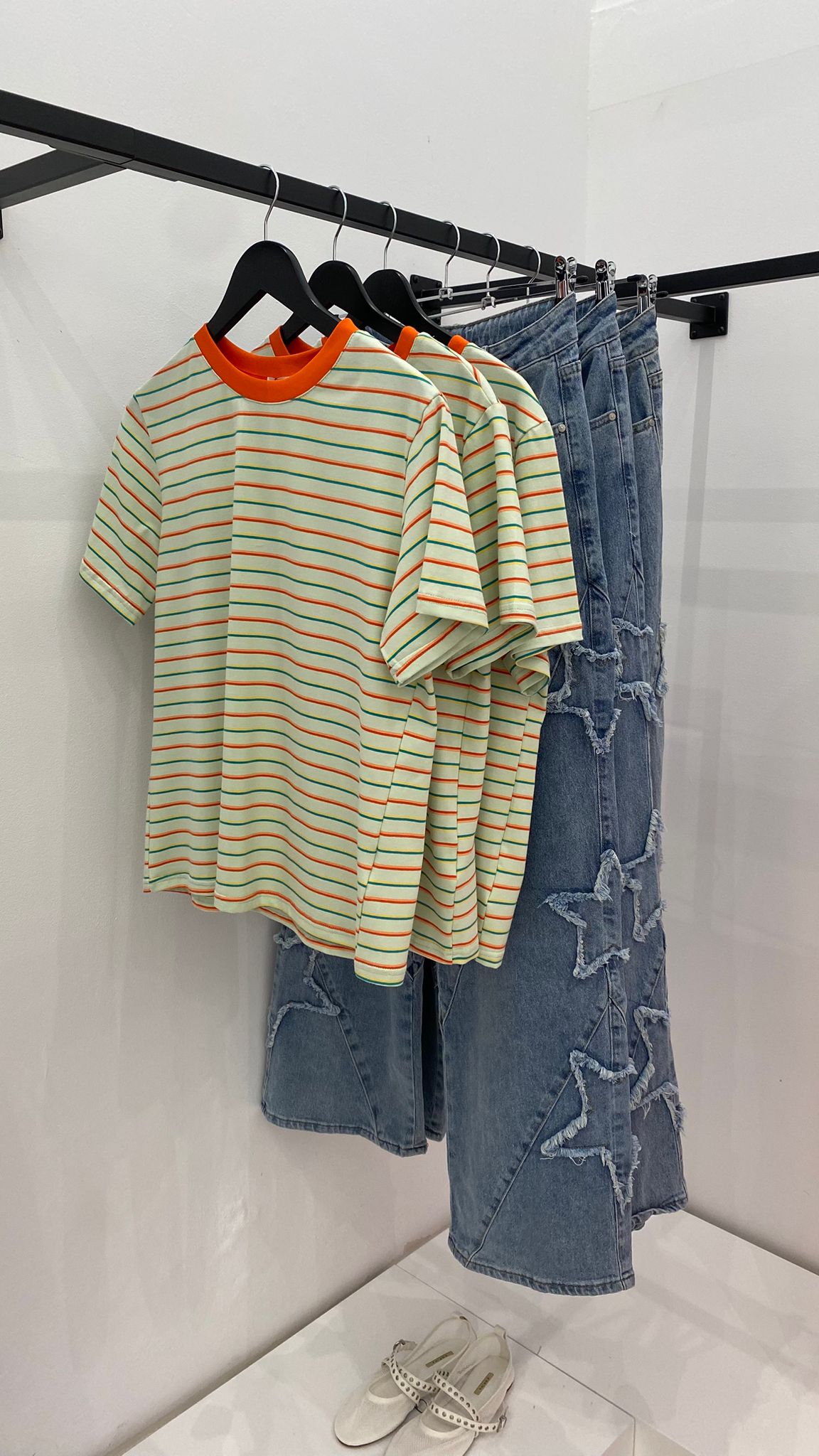 Camiseta a rayas verde y naranja