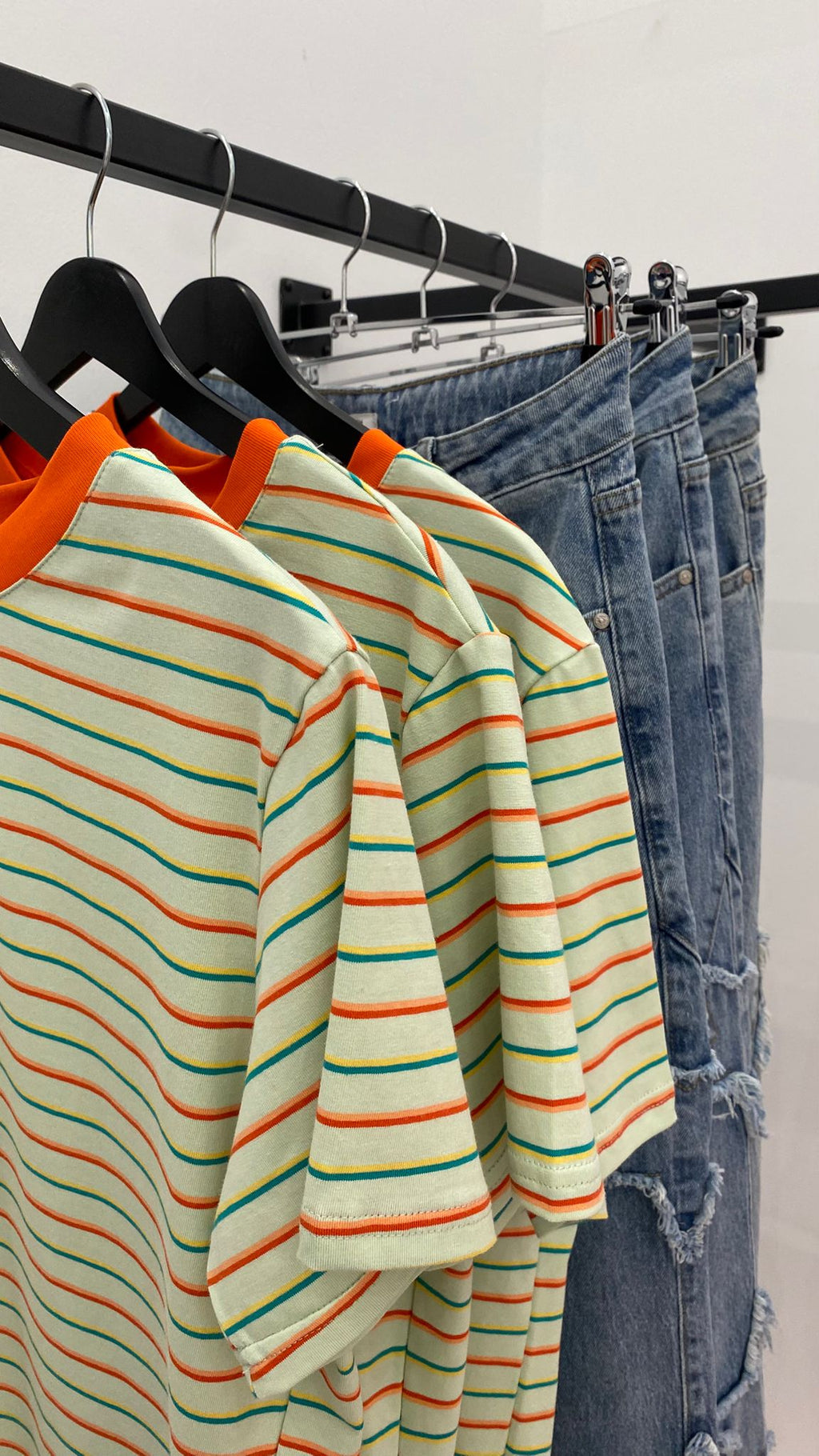 Camiseta a rayas verde y naranja
