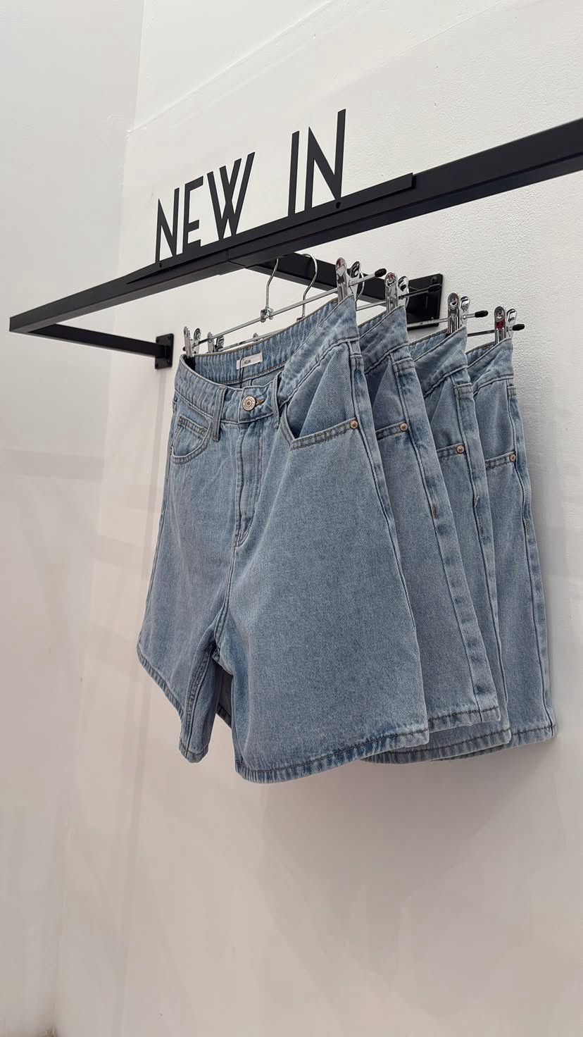 Jeans corto azul celeste