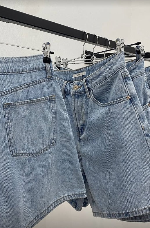 Jeans corto azul celeste