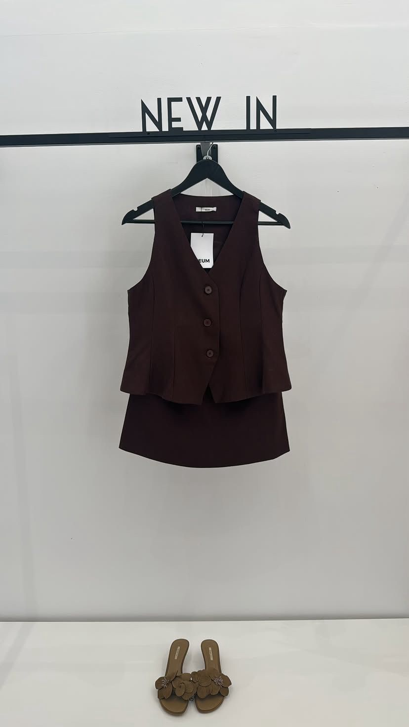 Conjunto chaleco + falda