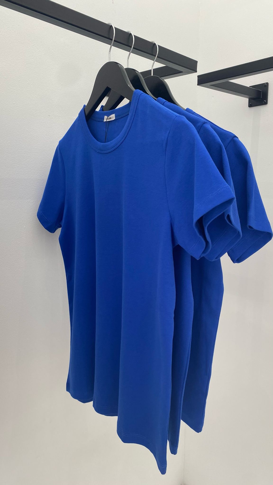 Camiseta básica azul eléctrico