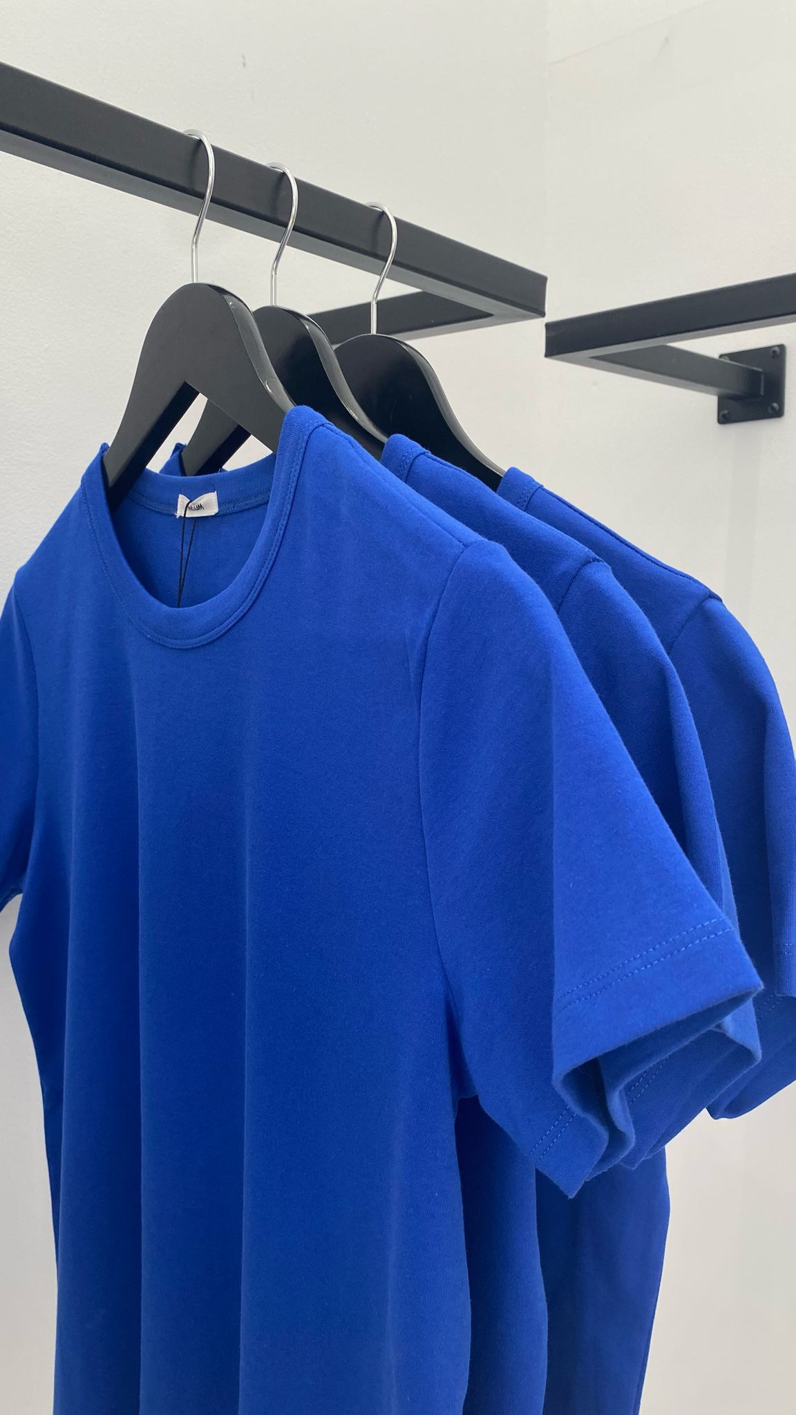 Camiseta básica azul eléctrico