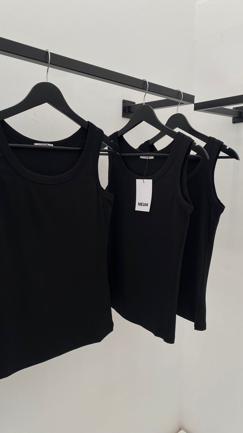 Top tirantes negro