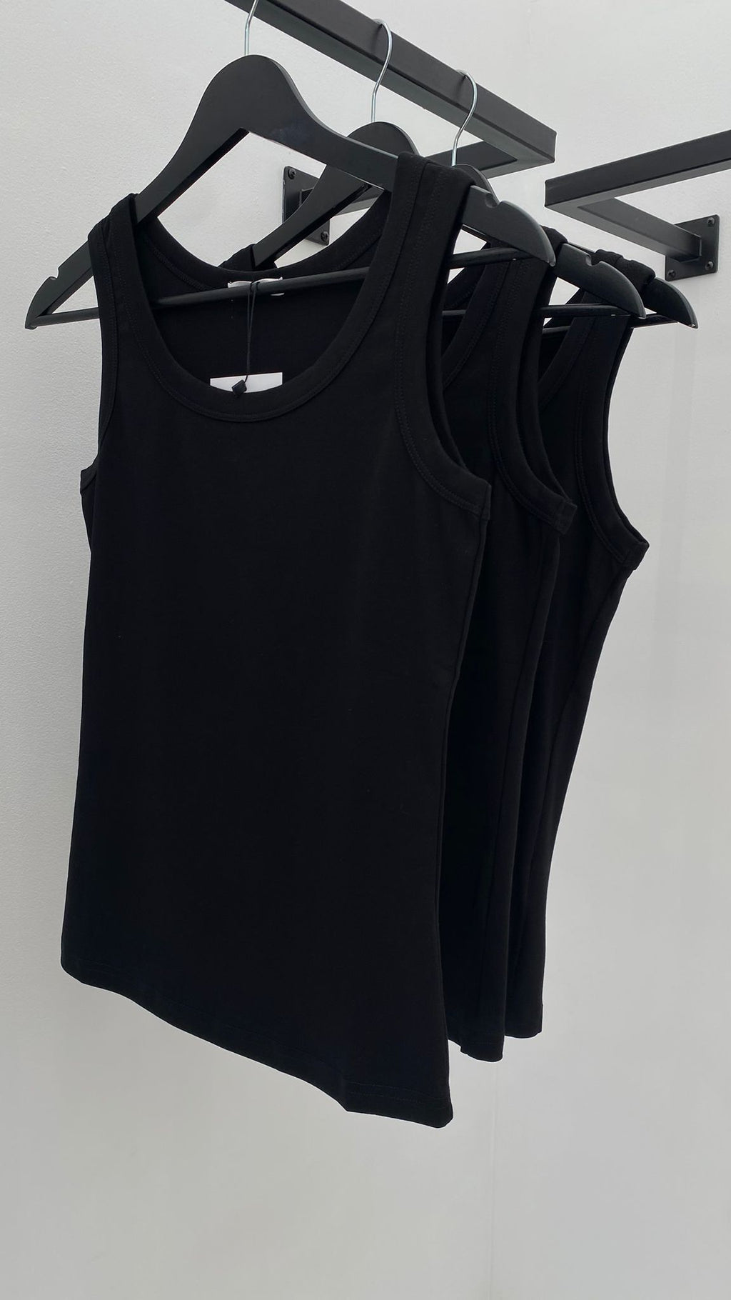 Top tirantes negro
