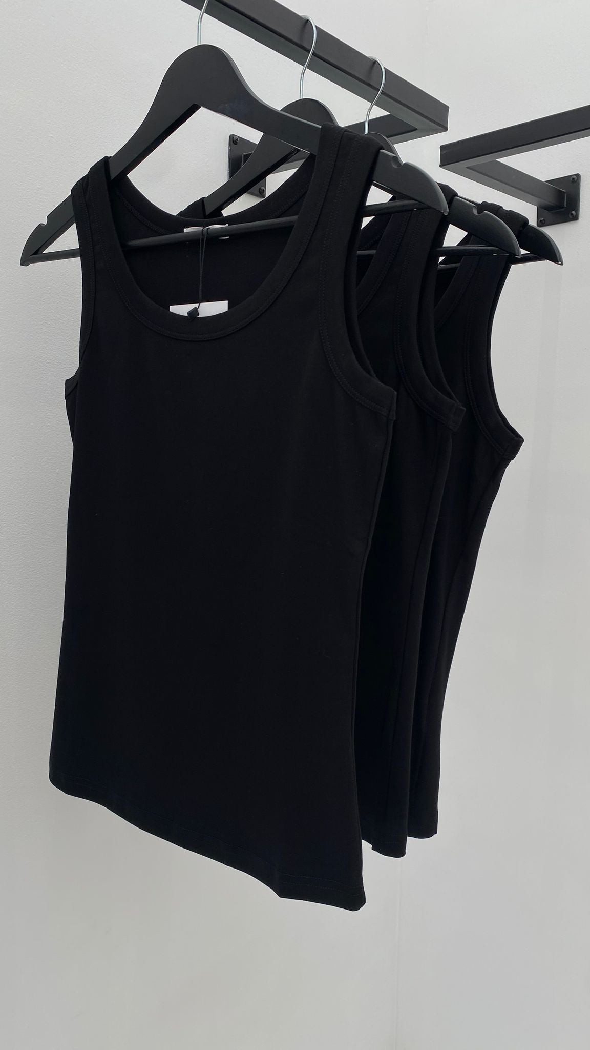 Top tirantes negro