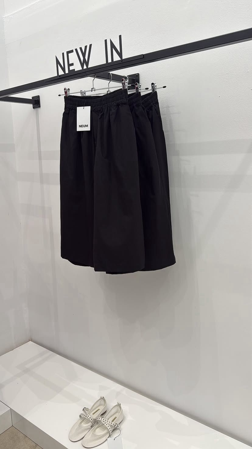 Bermuda engomada negro
