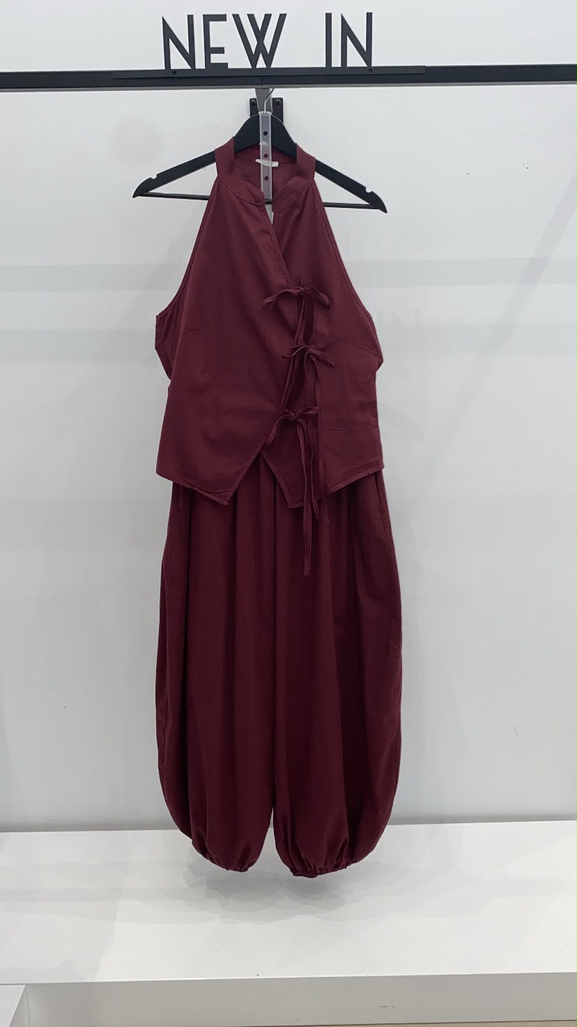 Total look burdeos