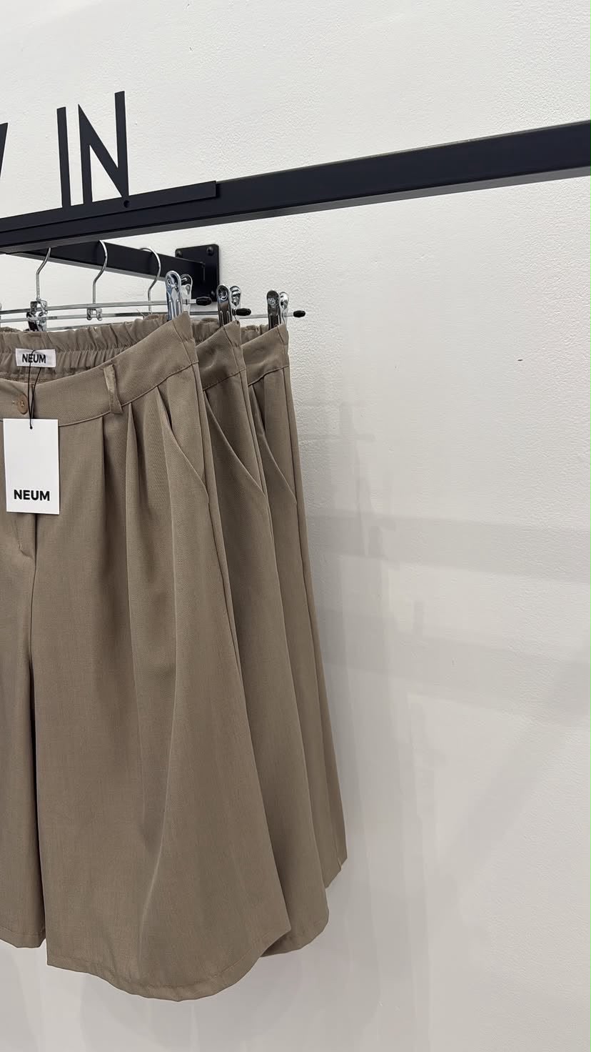Bermuda traje taupe