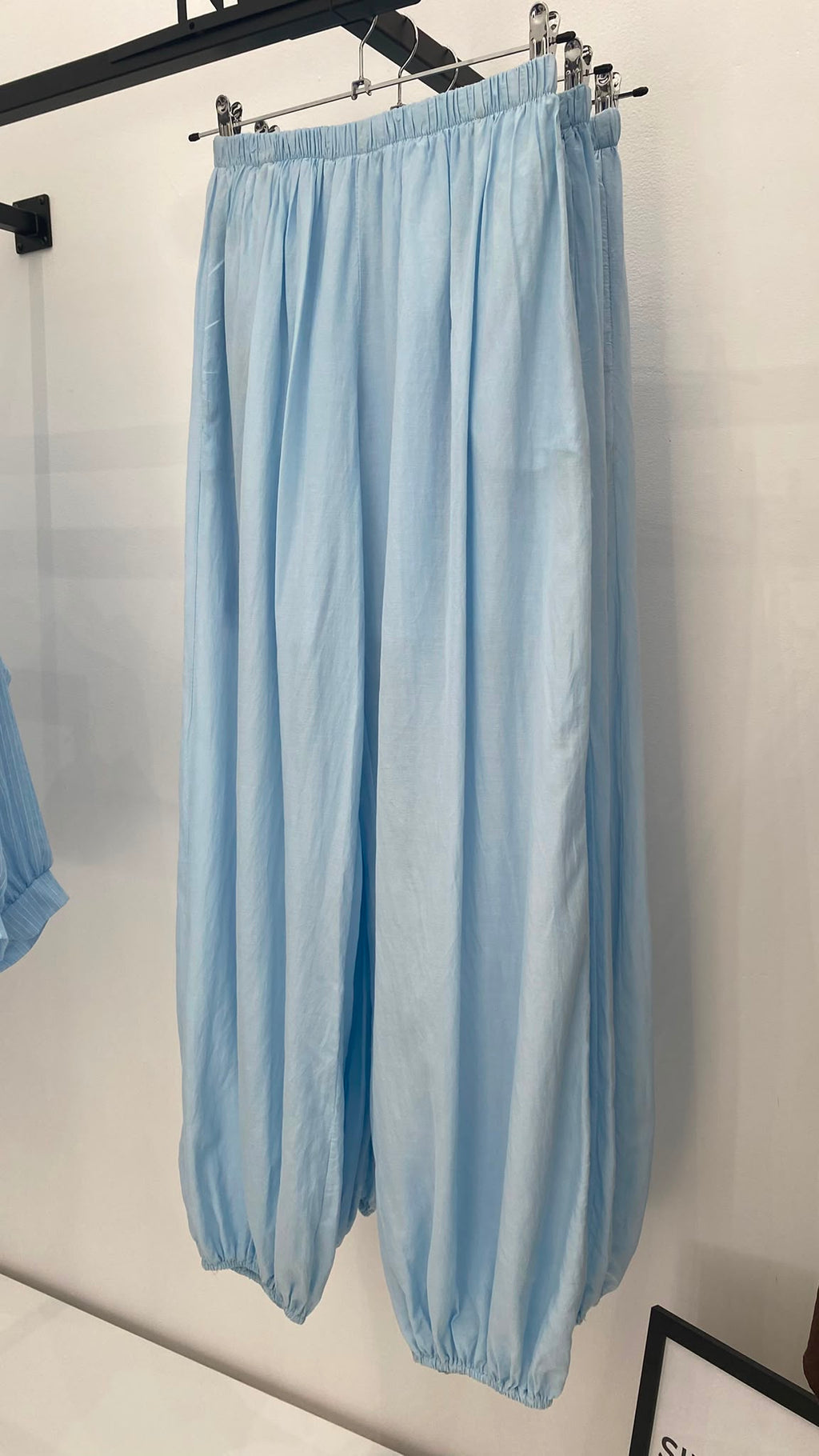 Pantalón bombacho celeste