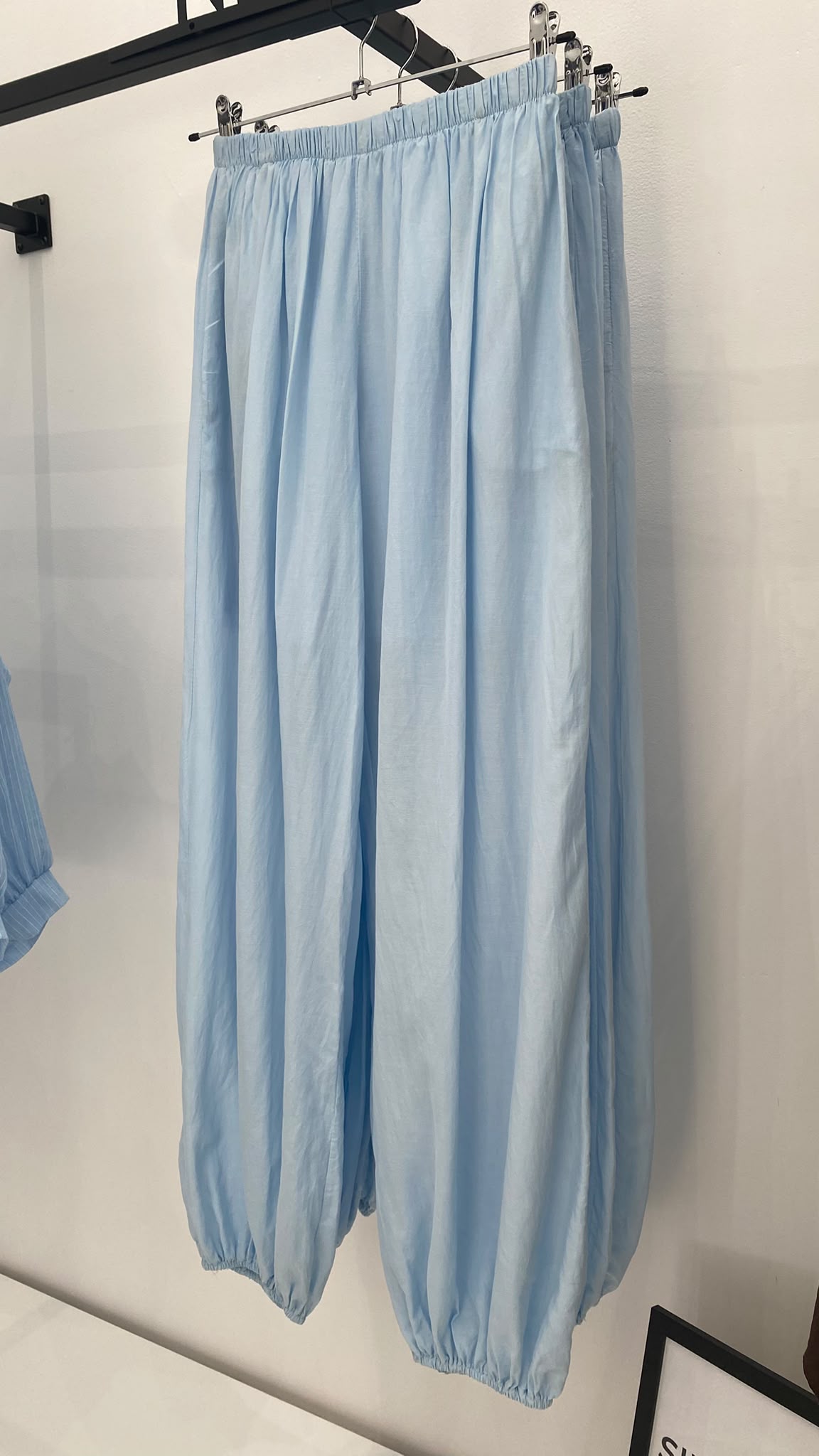 Pantalón bombacho celeste