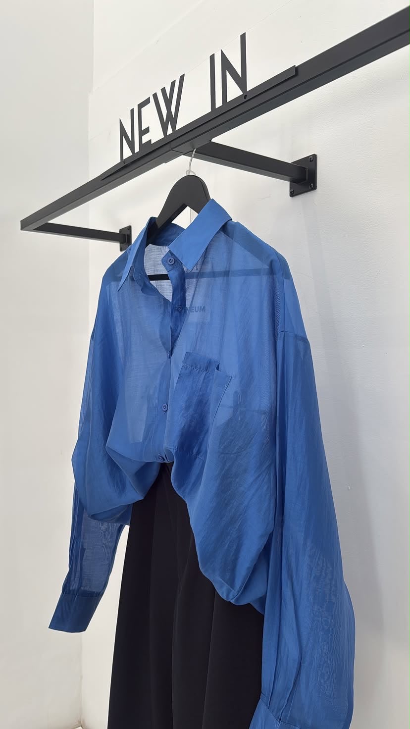 Camisa azul potente