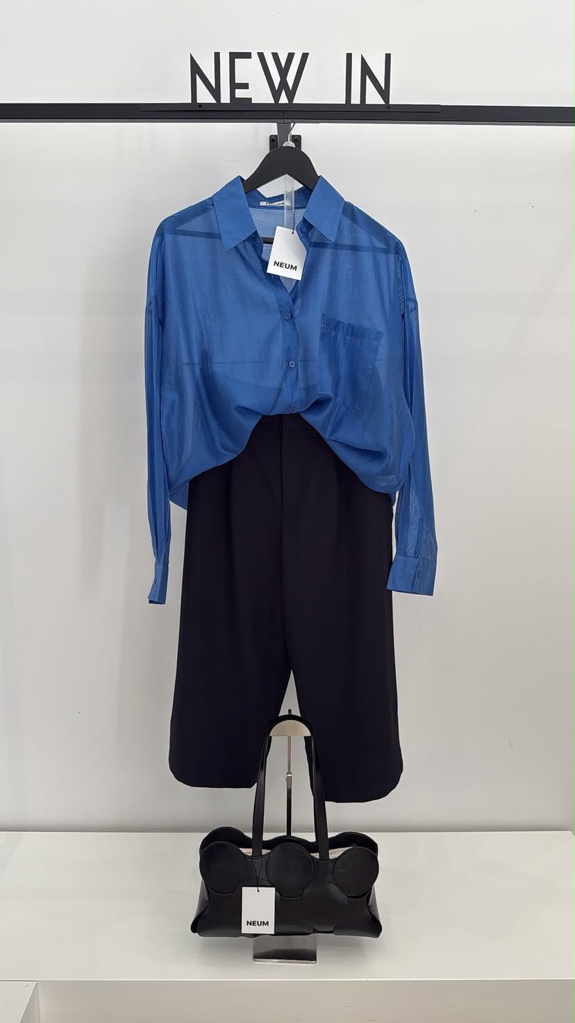 Camisa azul potente