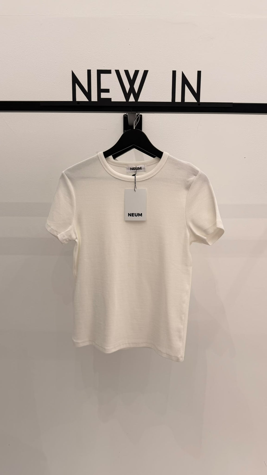 Camiseta corta con canalé blanca