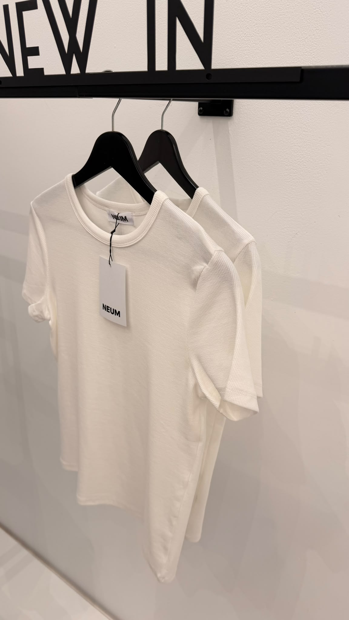 Camiseta corta con canalé blanca