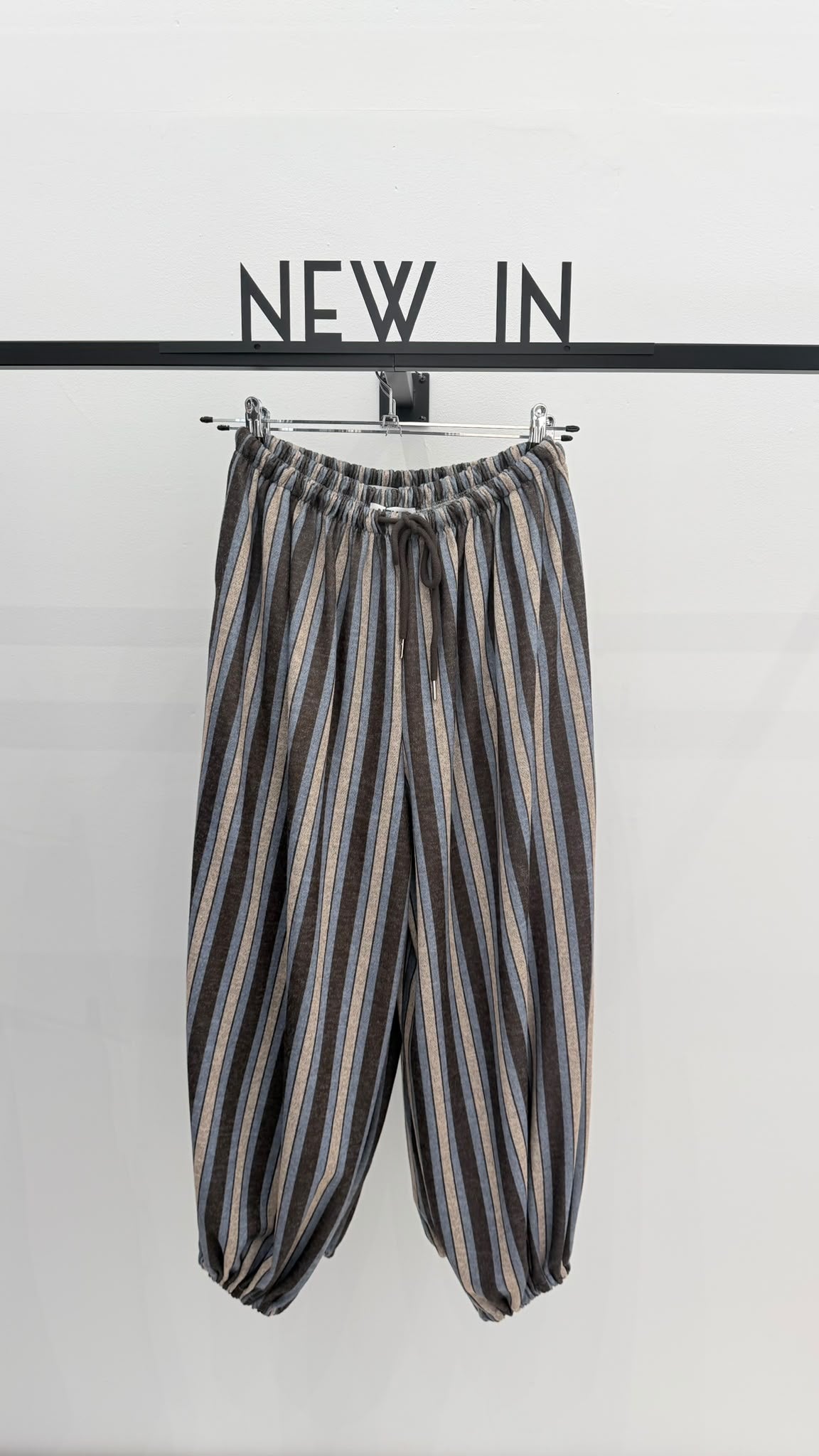 Pantalón bombacho rayas azul + taupe