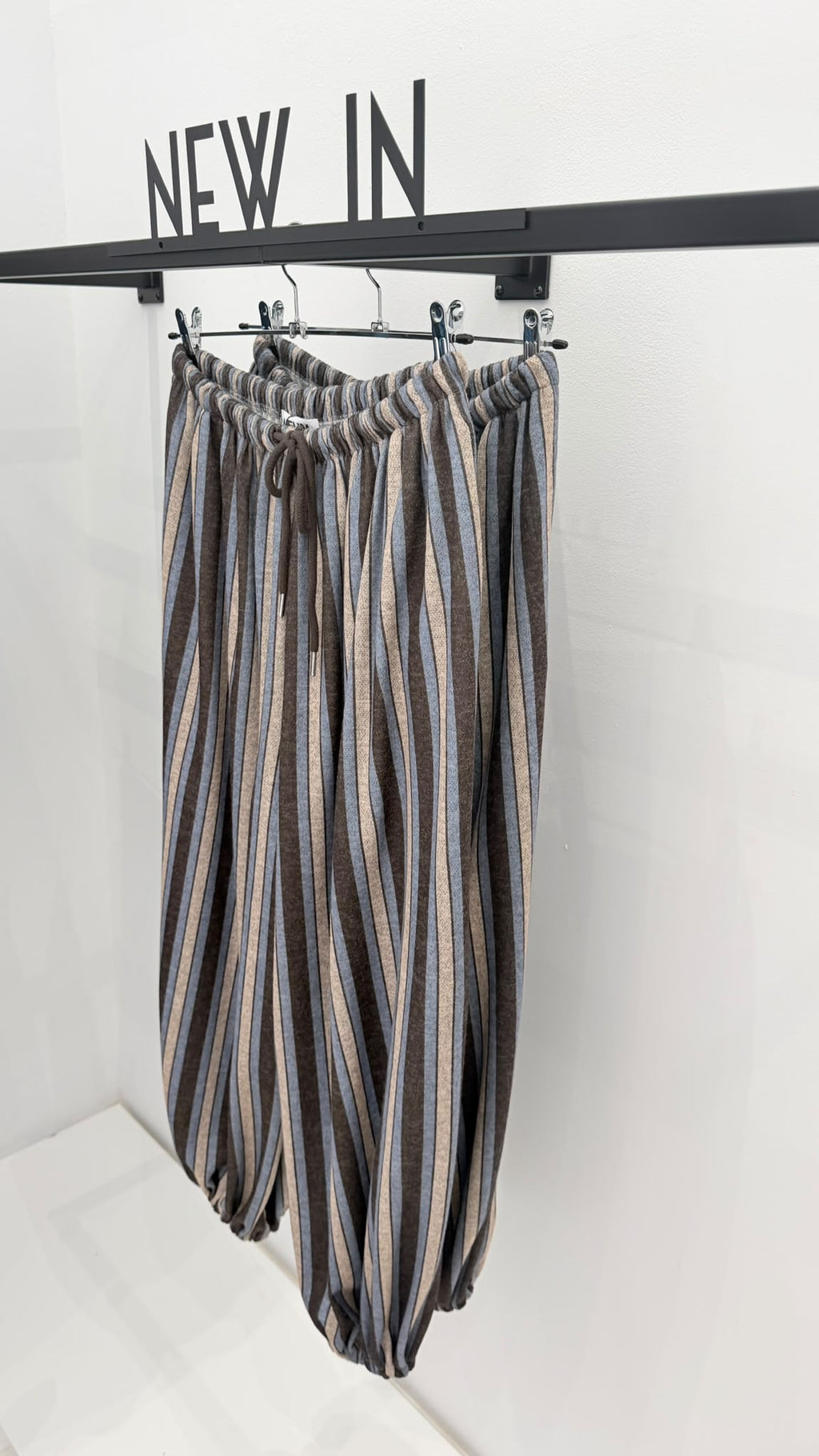 Pantalón bombacho rayas azul + taupe